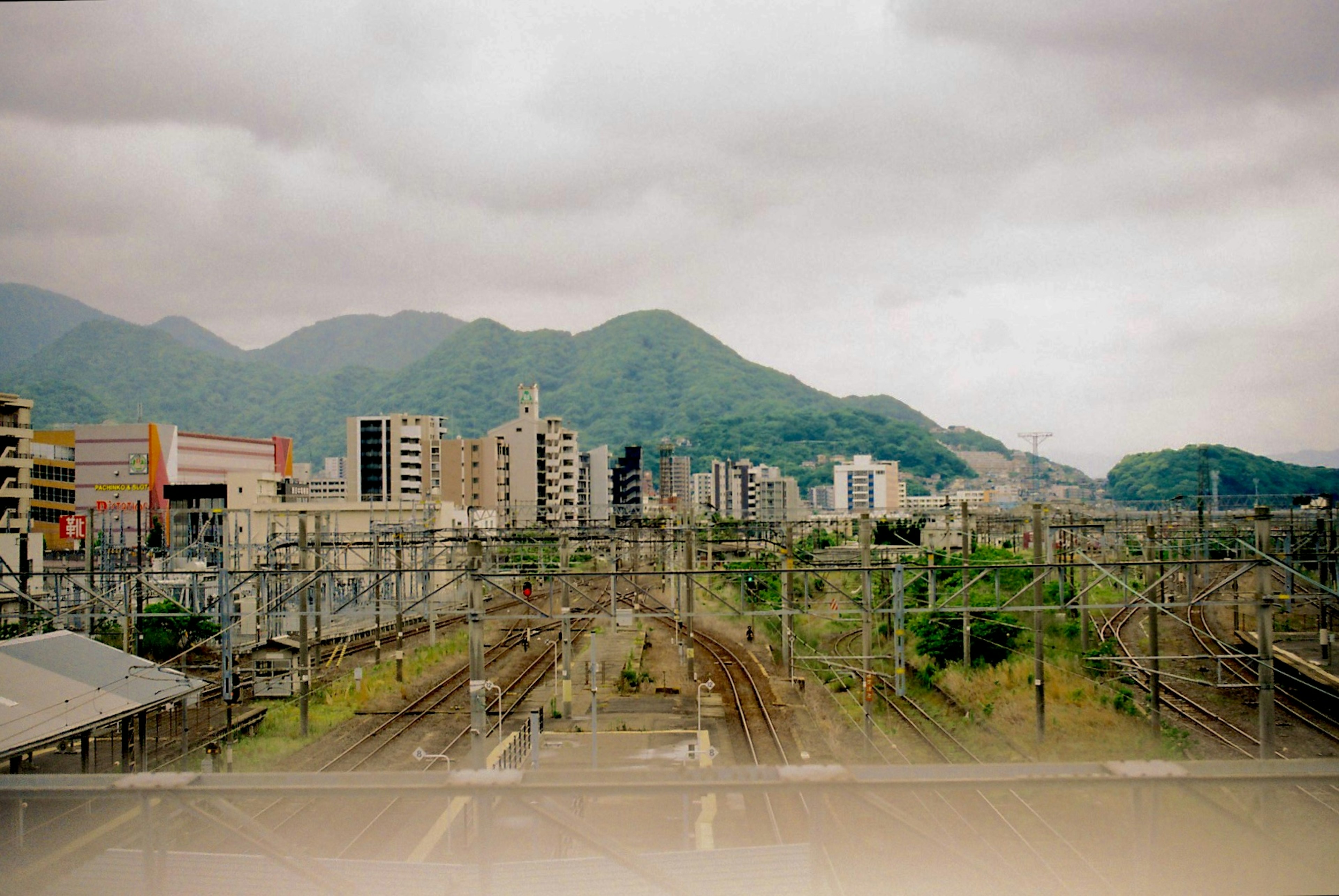 山と街並みが見える鉄道の風景