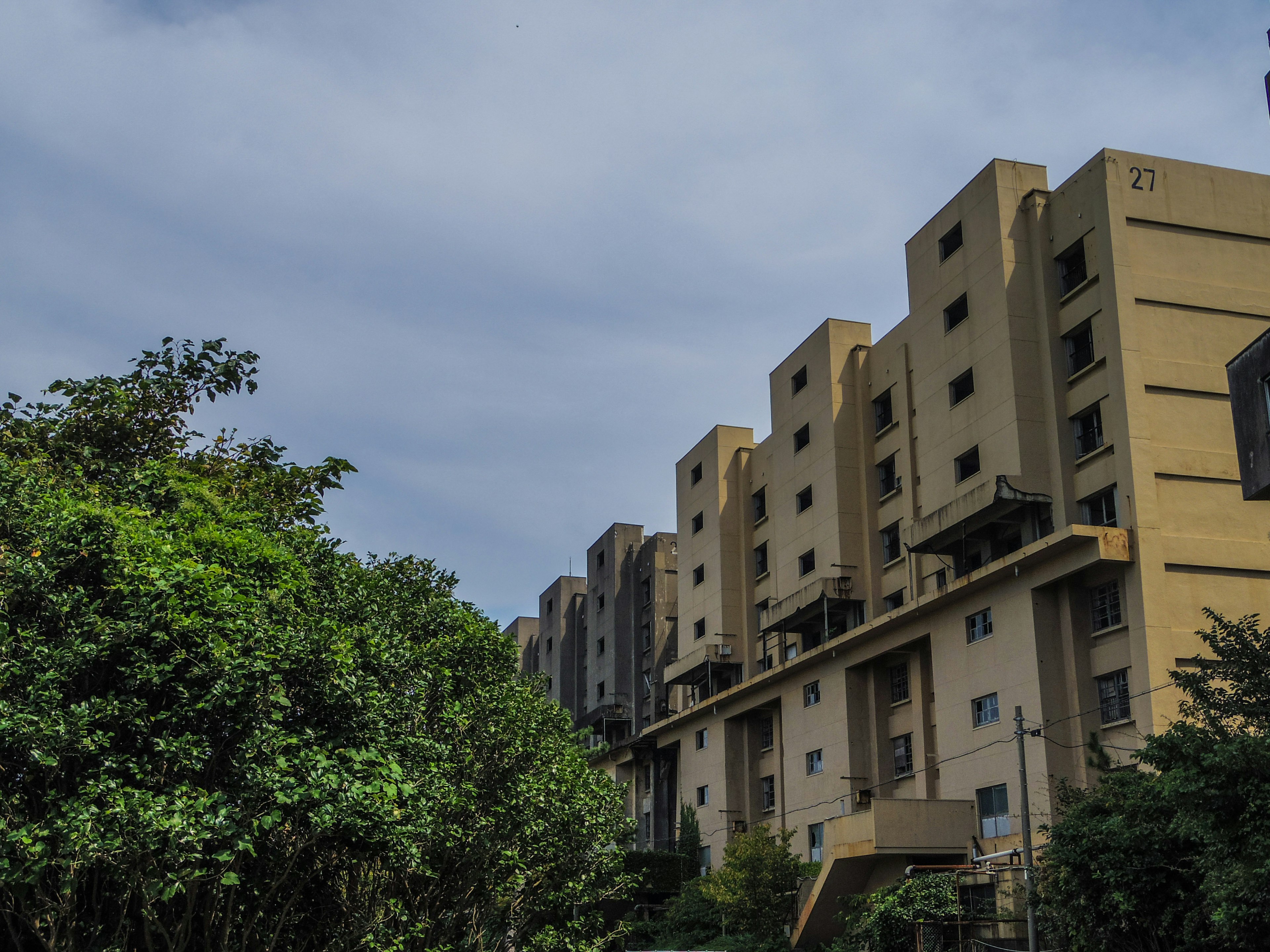 Paesaggio urbano con edifici alti e verde lussureggiante