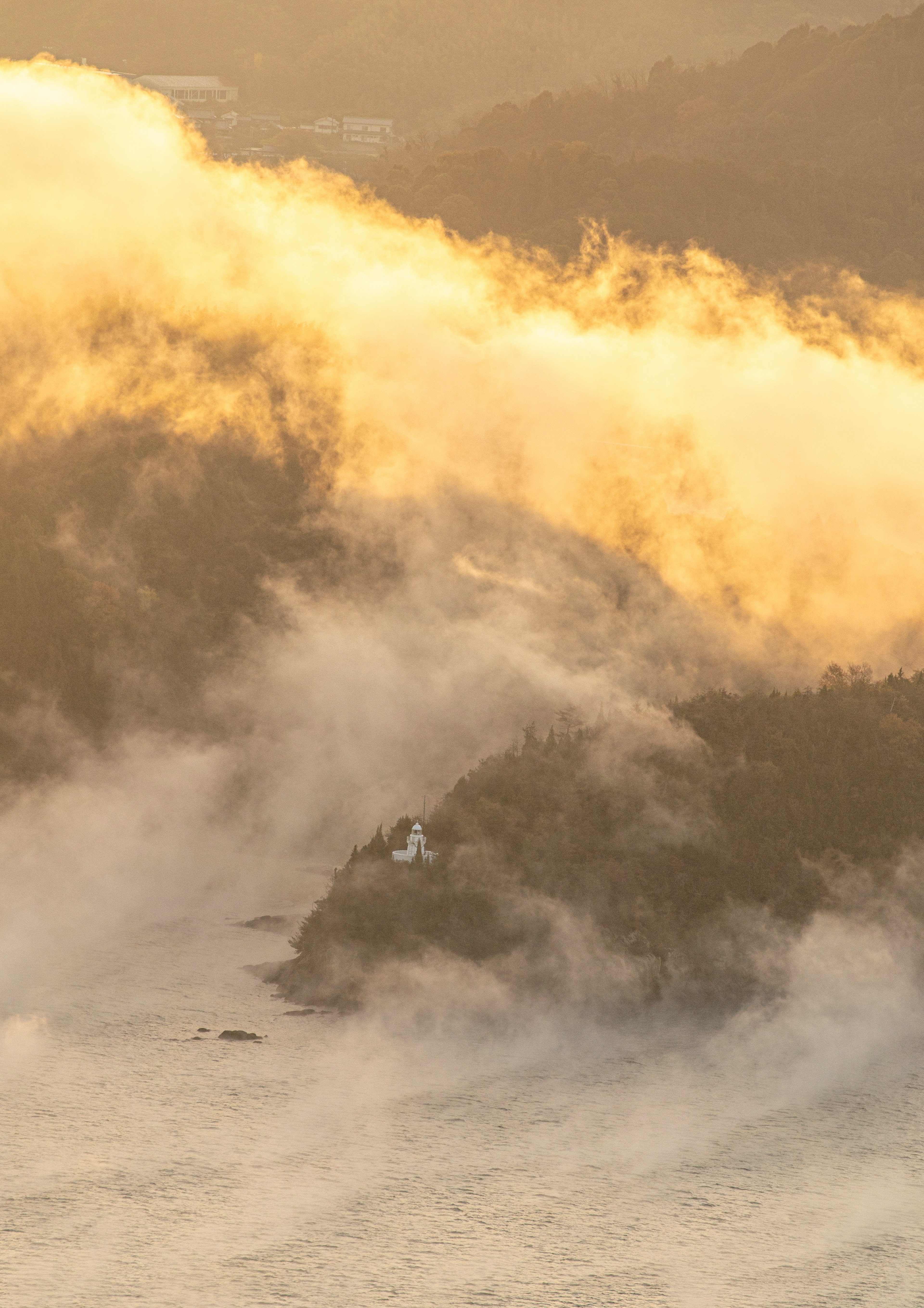 Isola avvolta nella nebbia con luce dorata