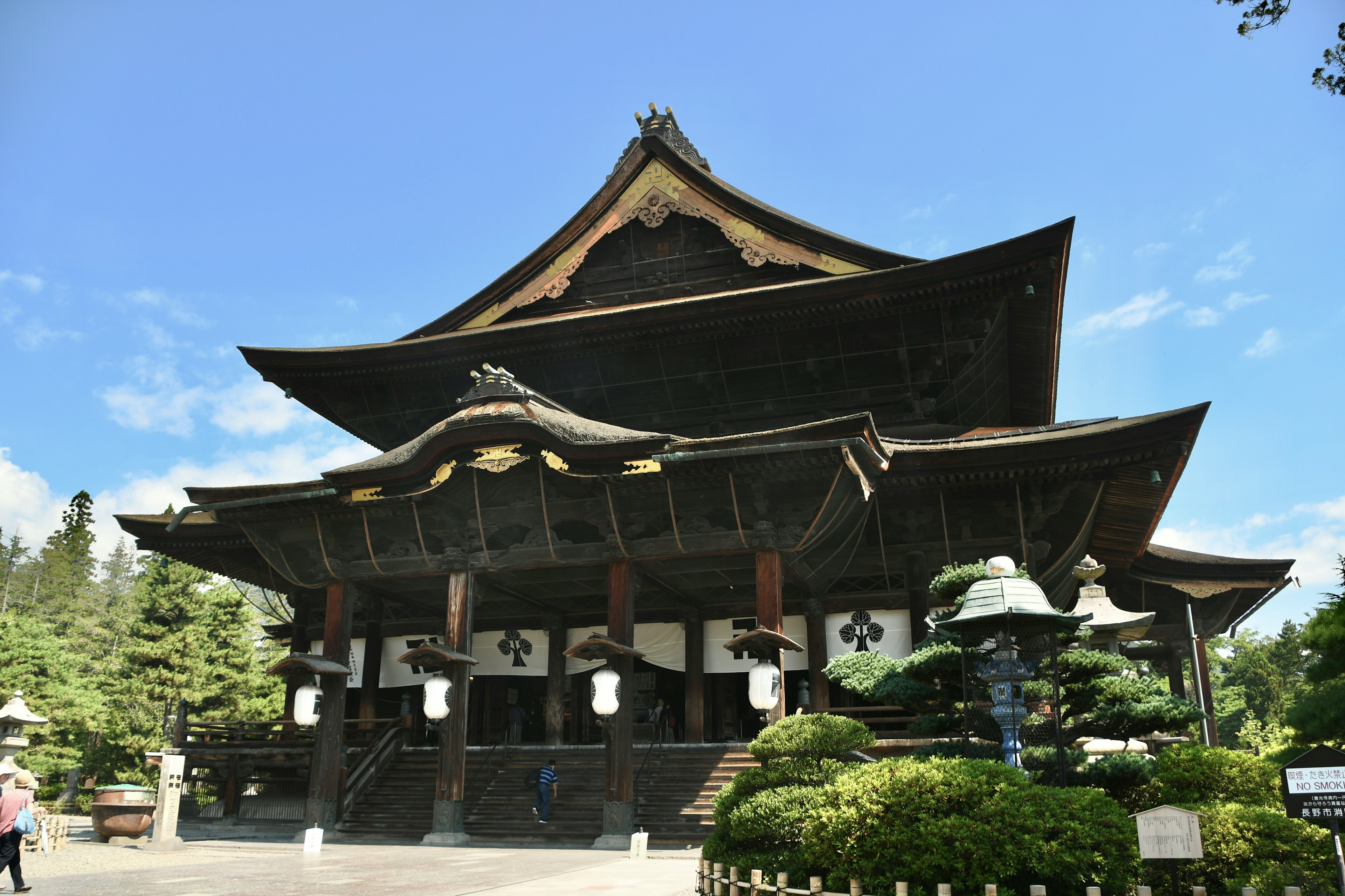 Bangunan kuil Jepang yang indah dengan langit biru