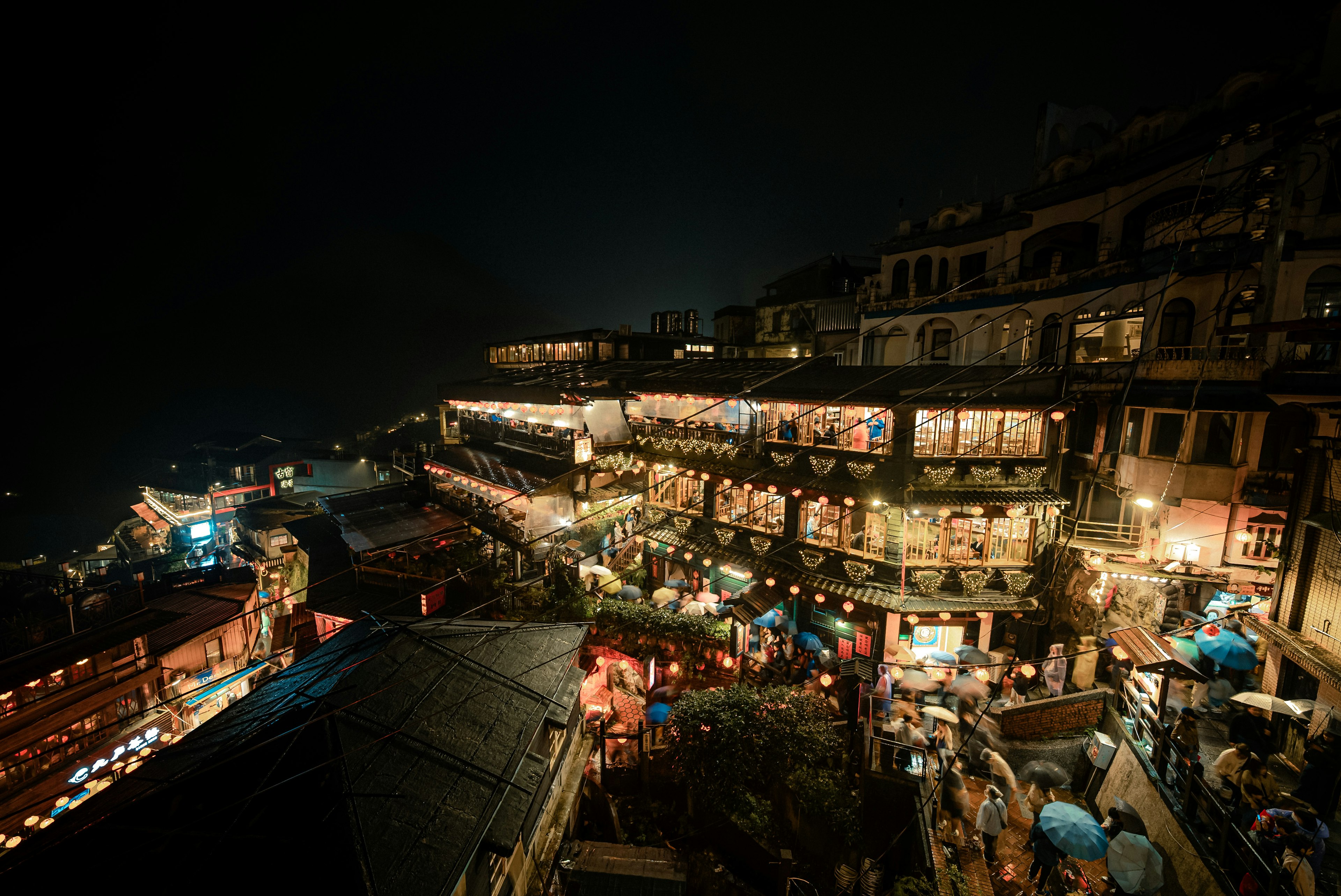 夜景の山の上にある美しい街並みと明かりが灯る建物