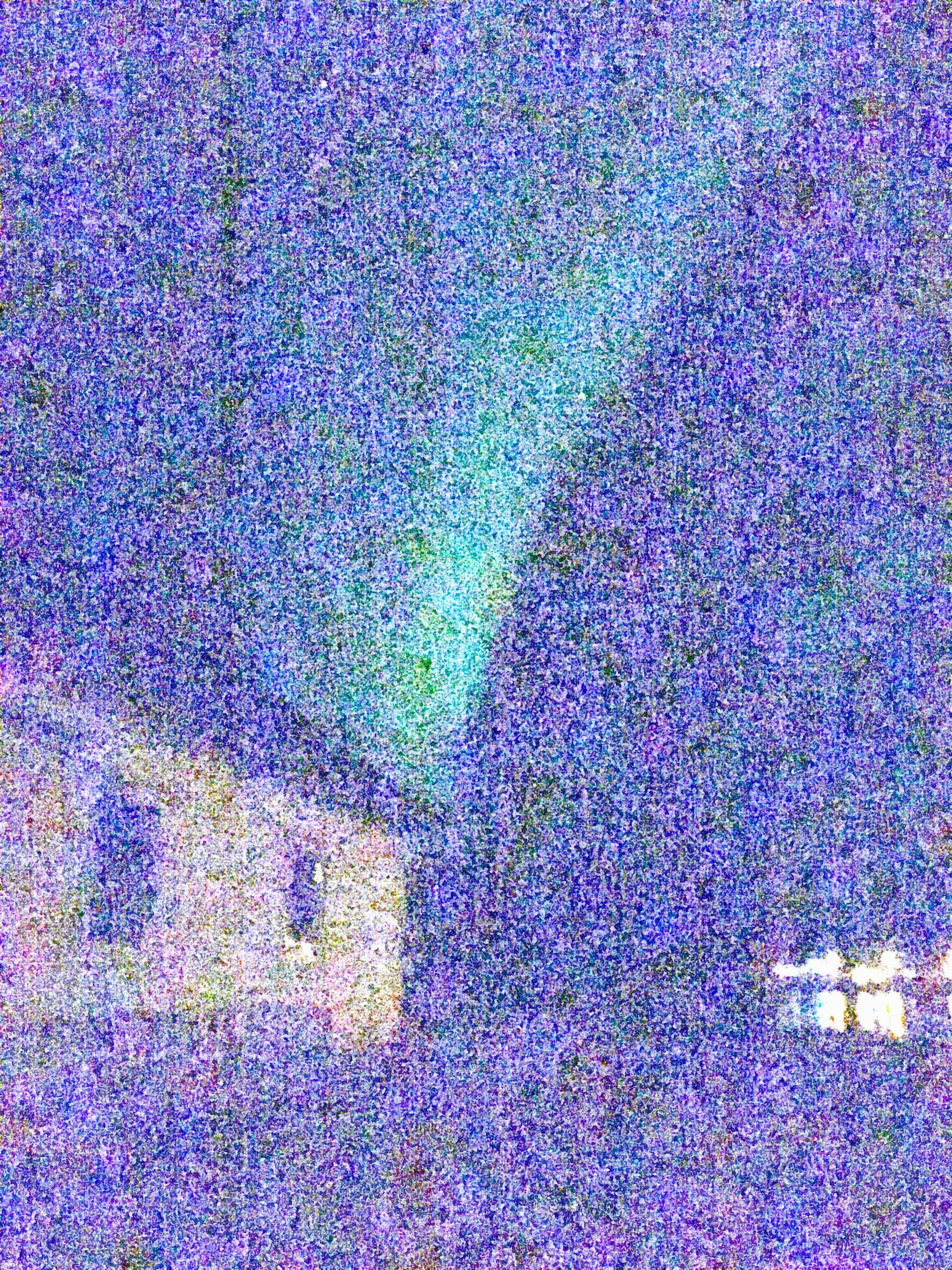 Luces de aurora brillando en el cielo nocturno sobre una casa oscura