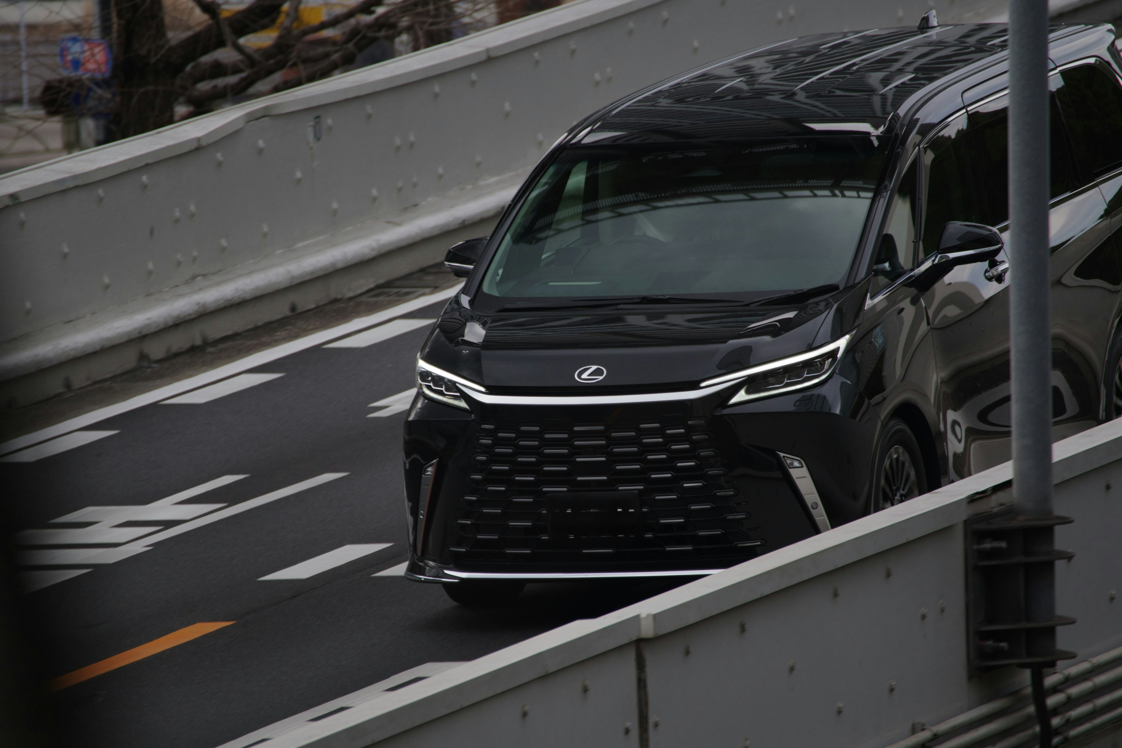 Vehículo Toyota negro circulando por la carretera