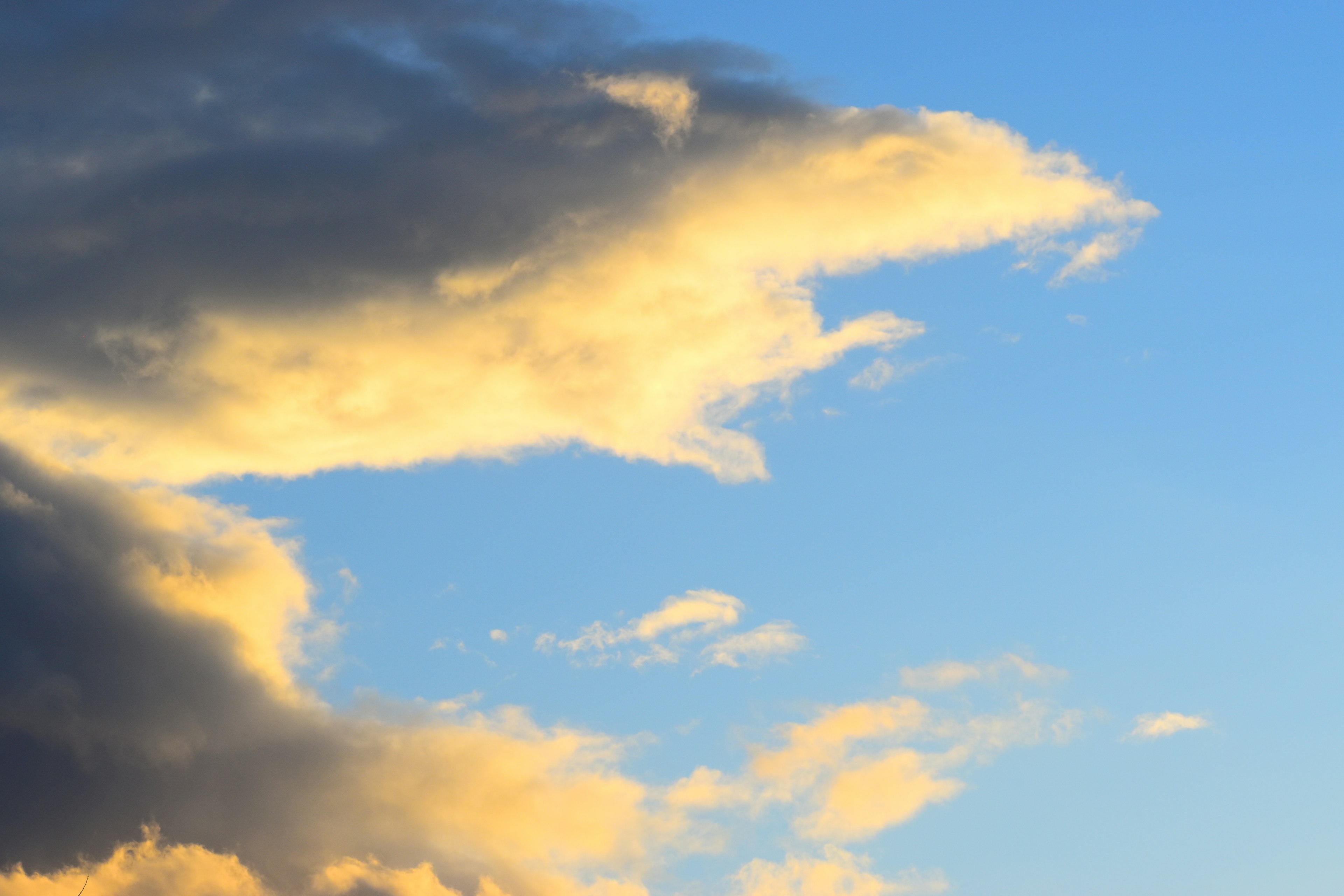 Schöner Sonnenuntergangshimmel mit kontrastierendem Blau und Wolken