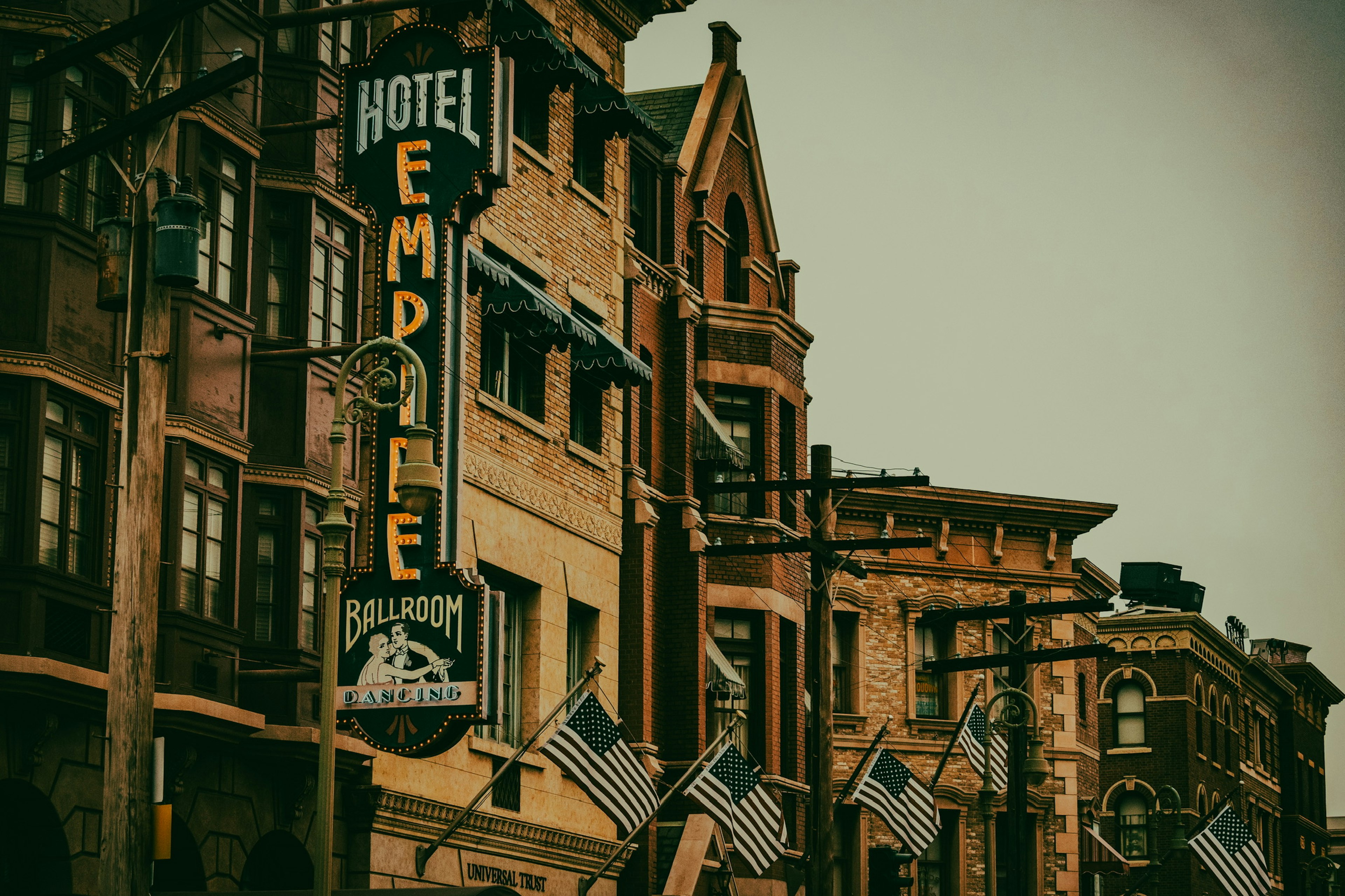 Fachada histórica del Hotel Empire con letrero retro y banderas estadounidenses