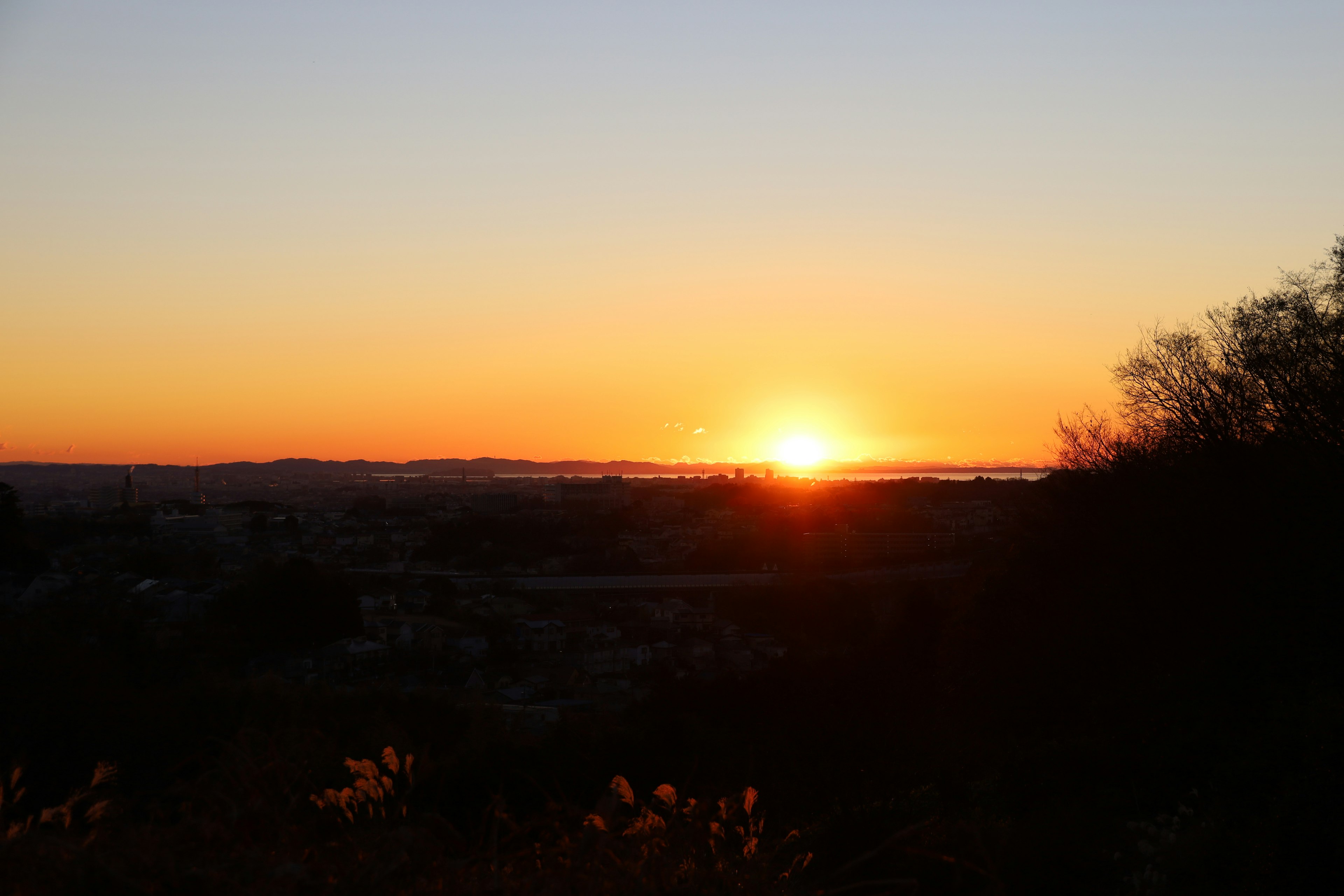 Bellissimo paesaggio di un tramonto con cielo vibrante arancione e giallo