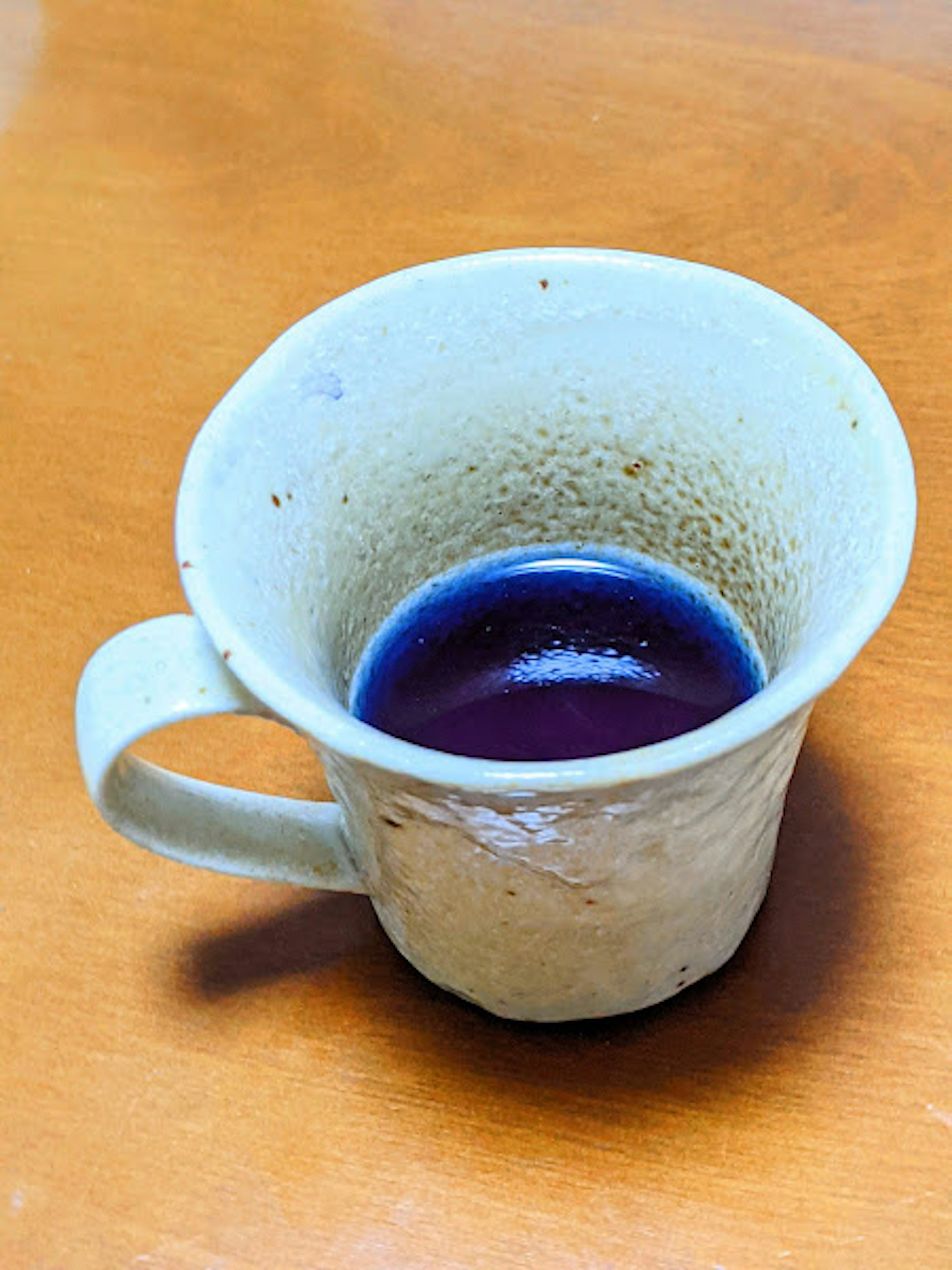 Tazza in ceramica con bevanda viola