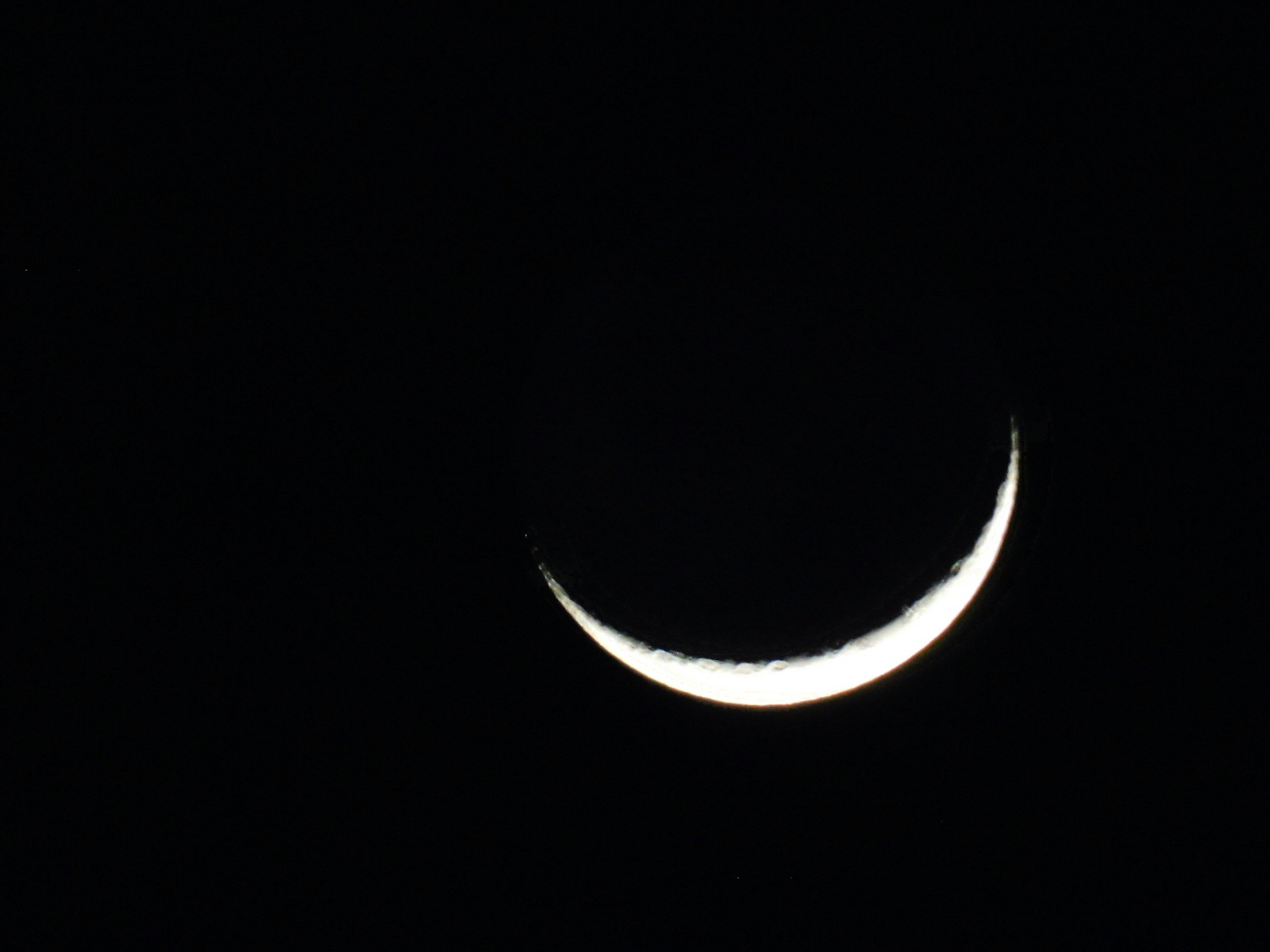 Sottile luna crescente nel cielo notturno