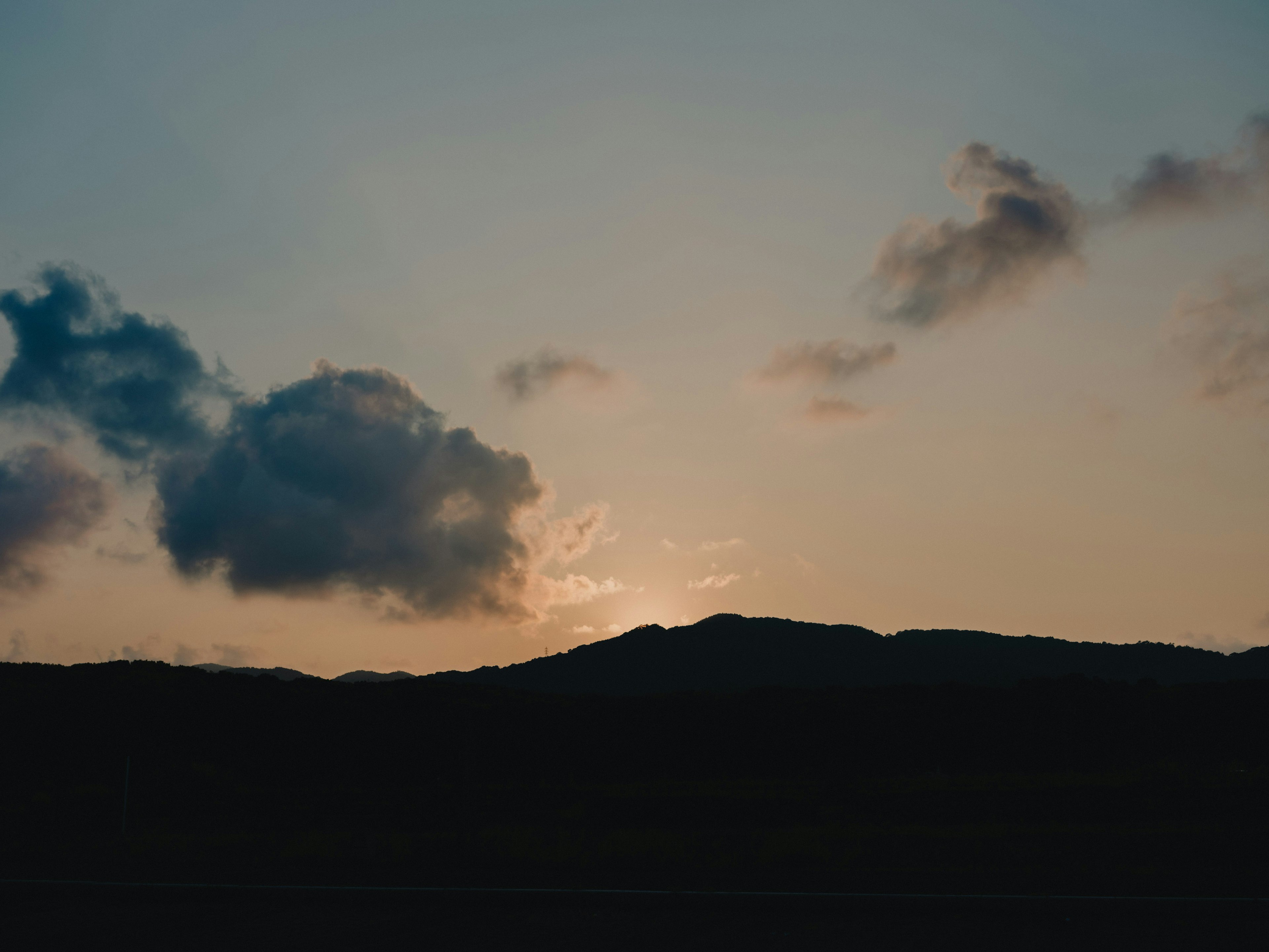 Siluet gunung melawan langit senja