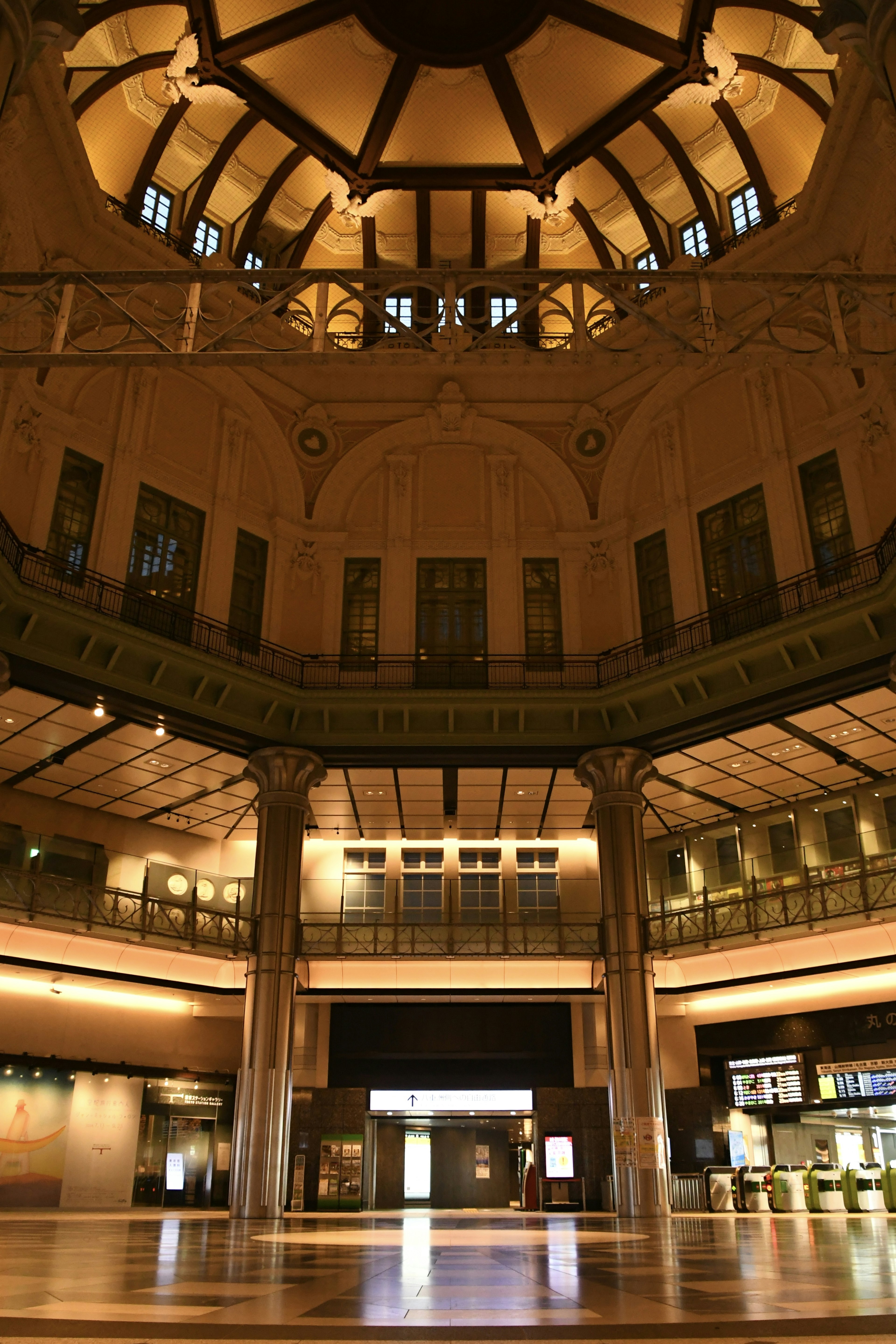 Interno spazioso con un bellissimo soffitto a cupola