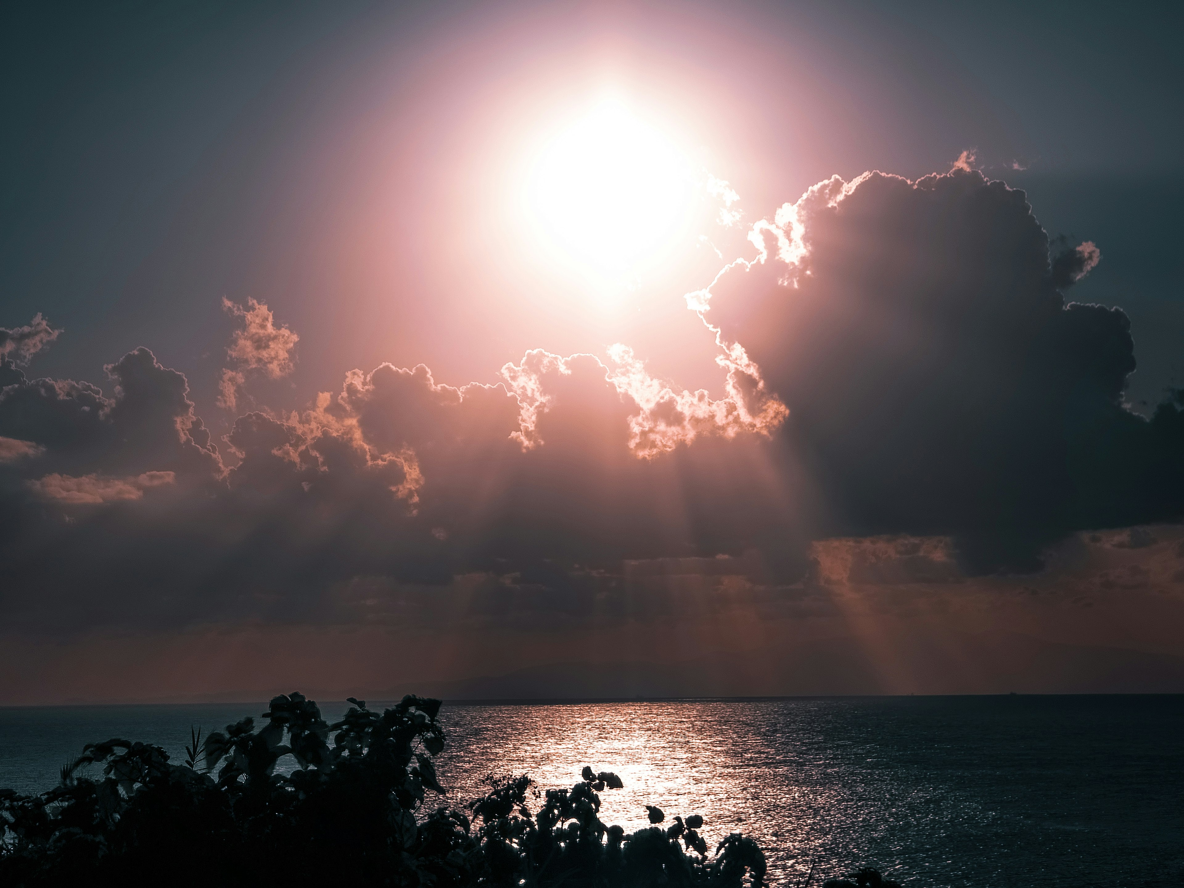 海と雲を背景にした太陽の光が輝く風景