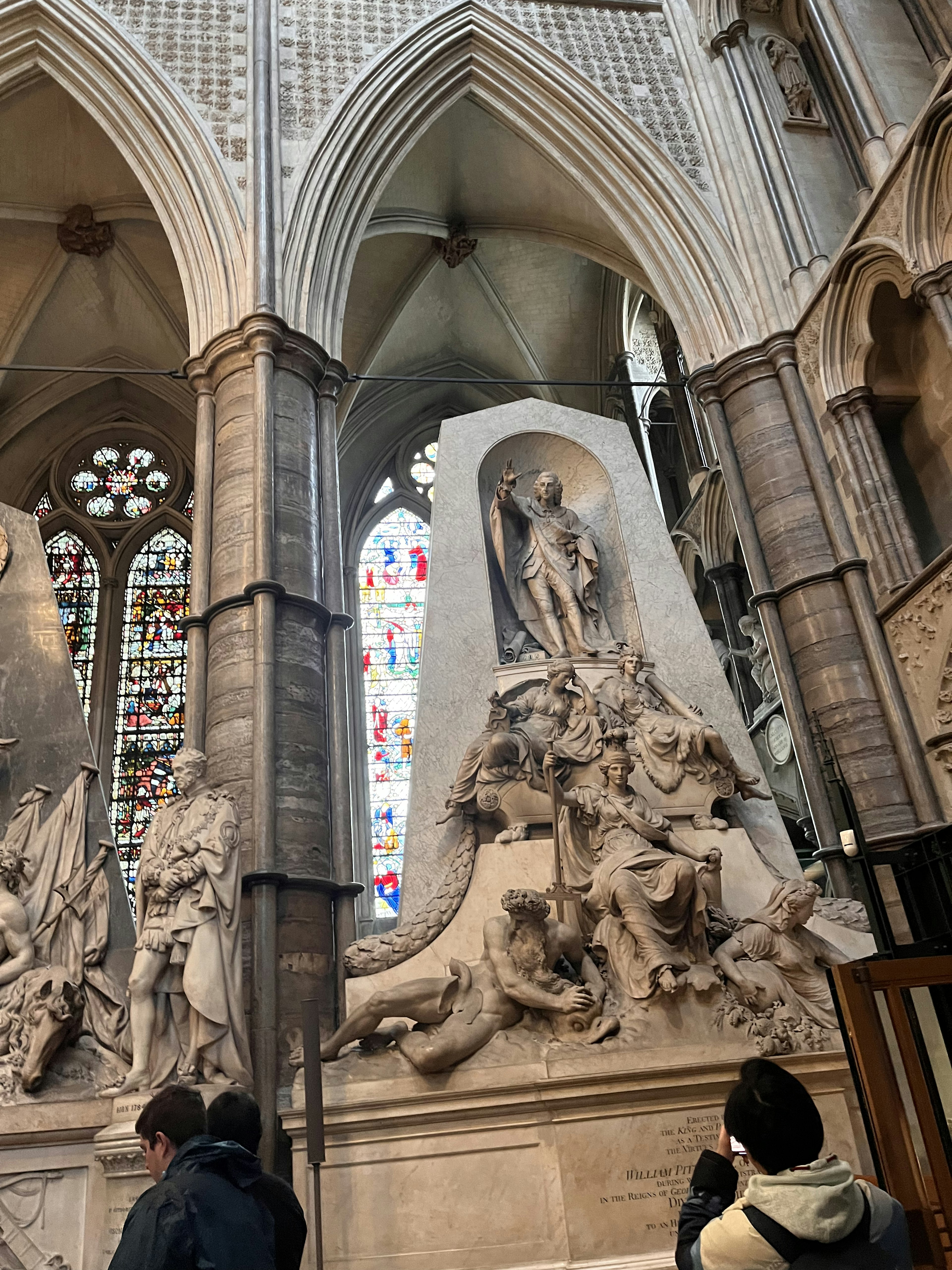 Escultura dentro de una catedral con detalles intrincados y vitrales