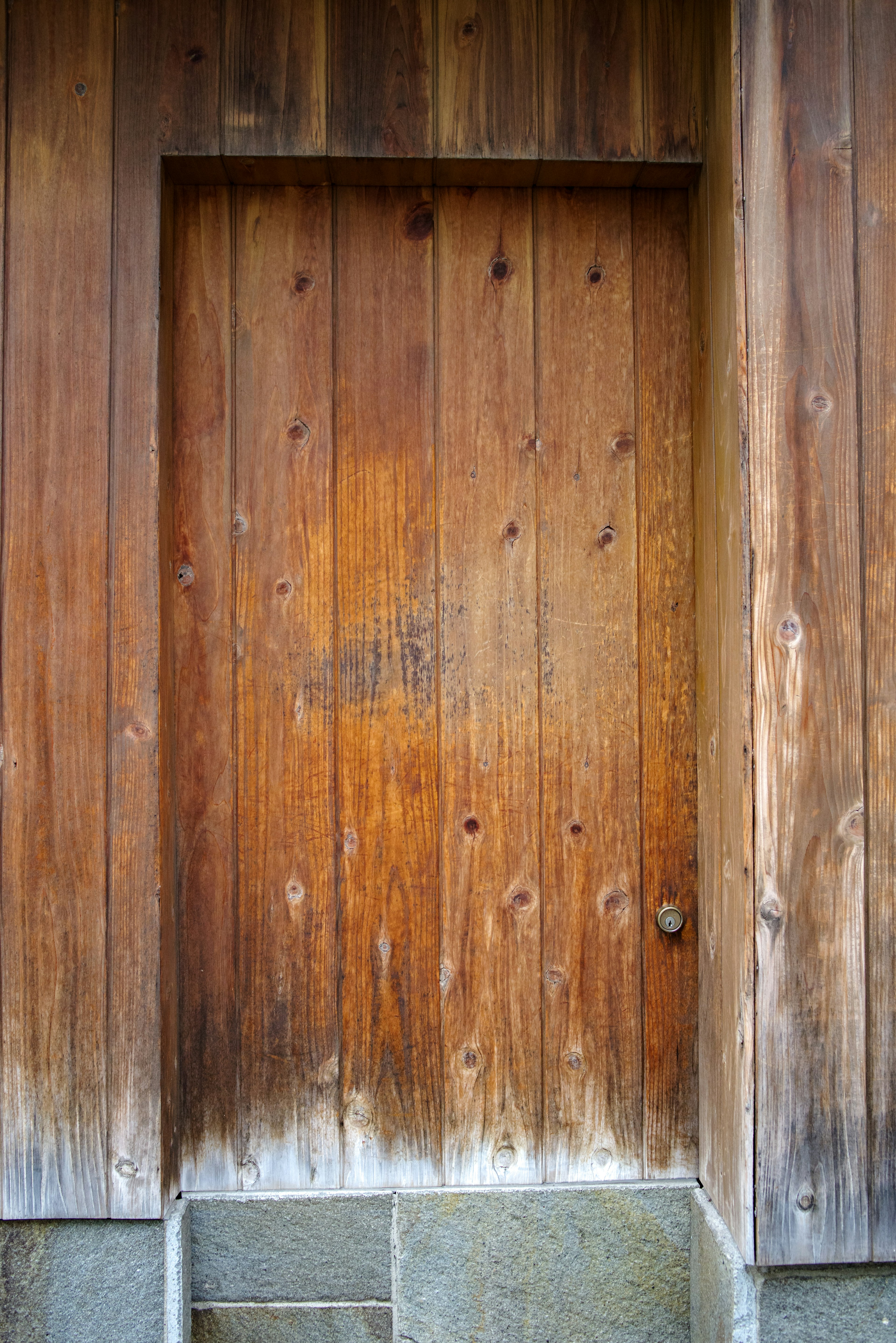 Alte Holztür mit verwitterter Textur und rustikalem Charme