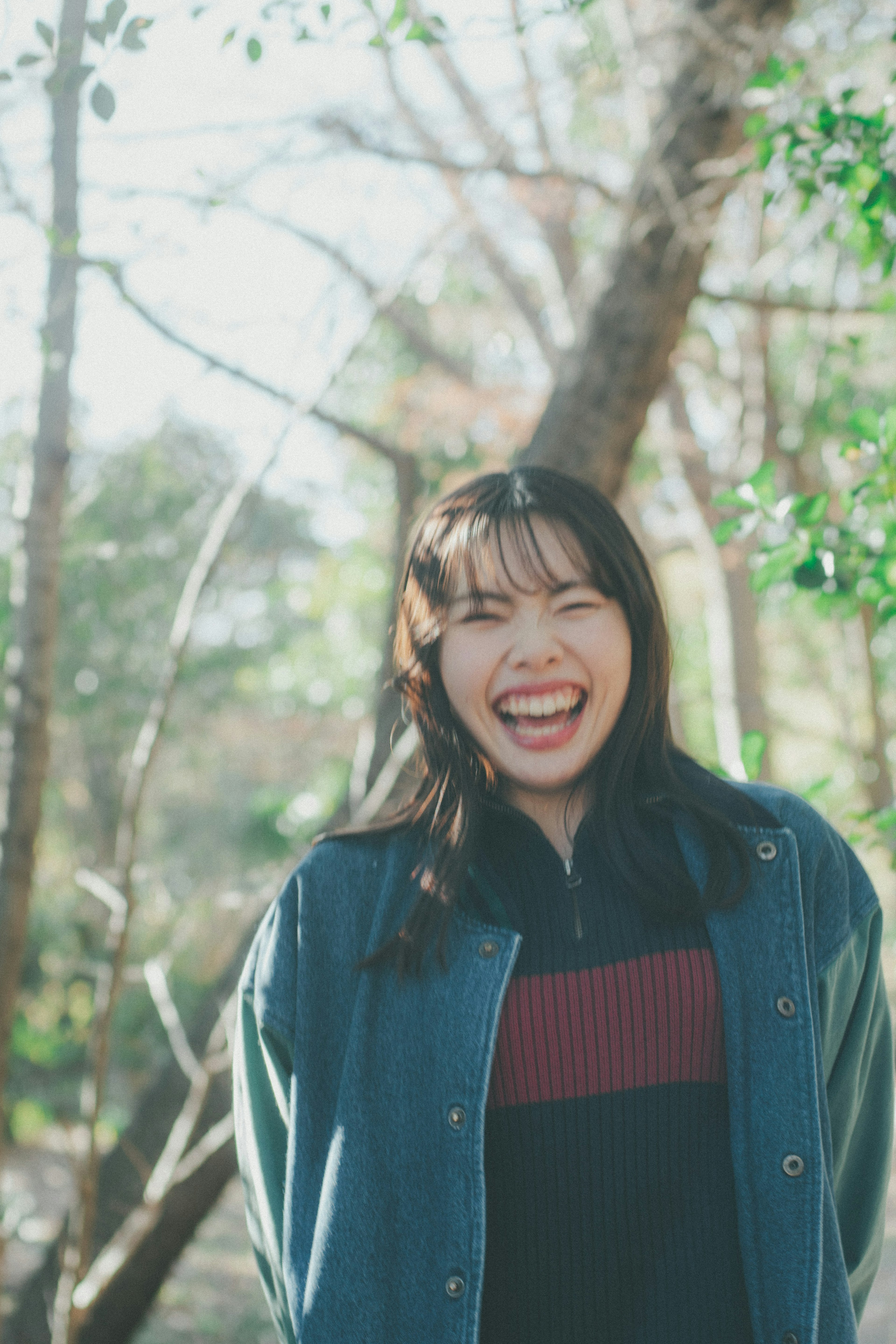 Mujer sonriente de pie en un bosque