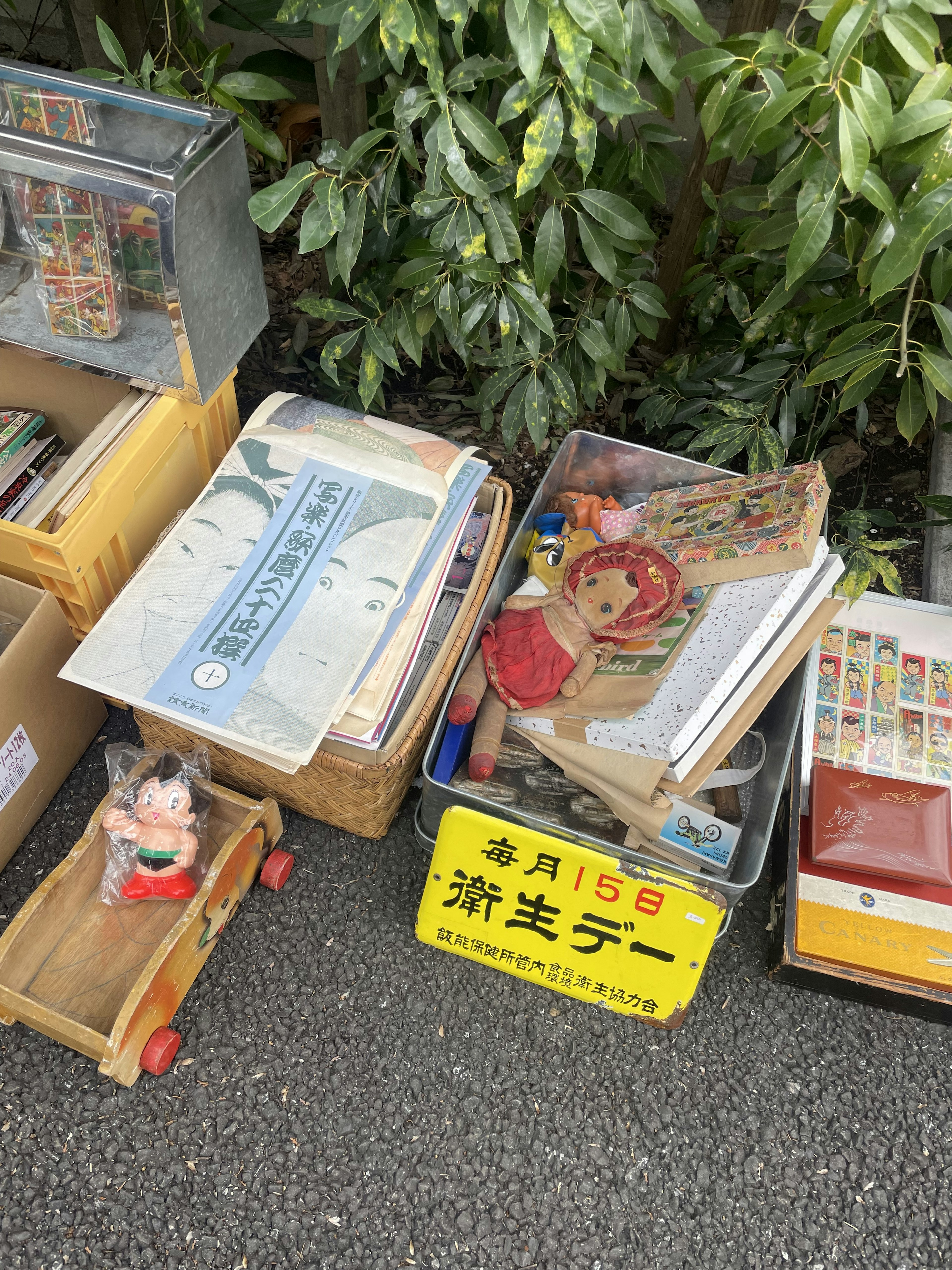 Una escena de mercado de pulgas con libros y juguetes vintage