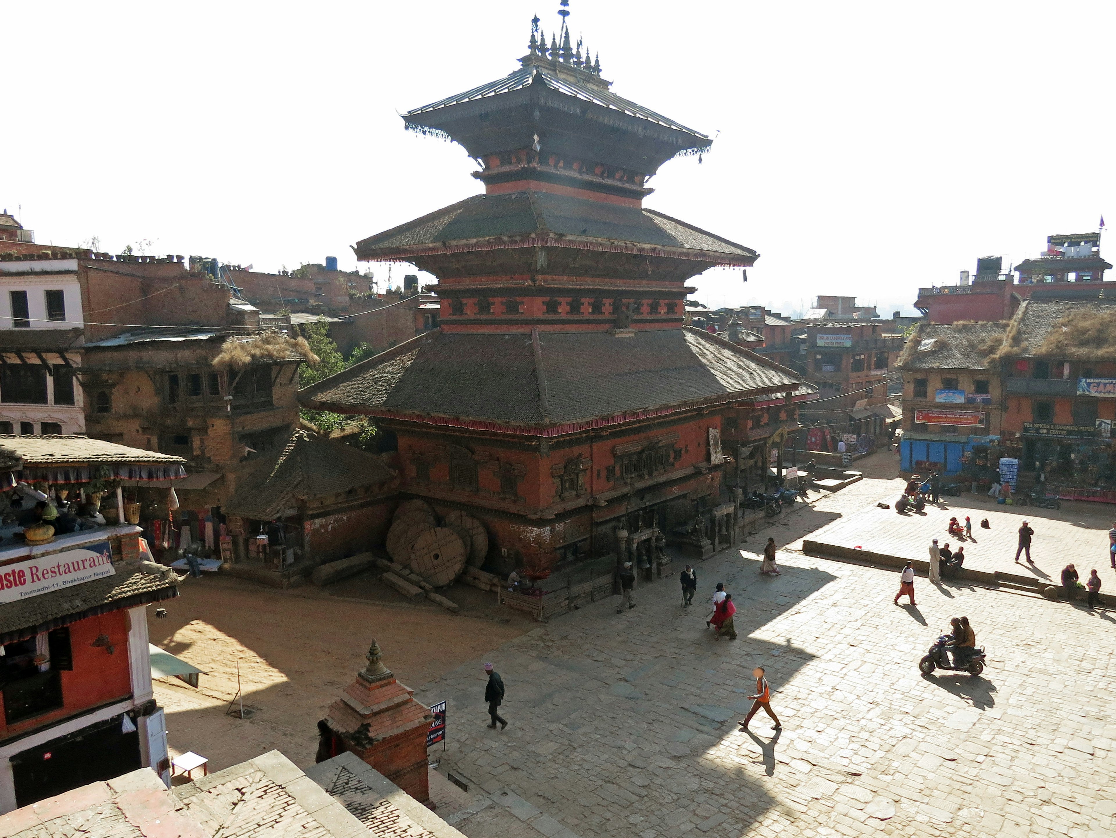 Una vista di un tempio nepalese tradizionale nella piazza di Bhaktapur