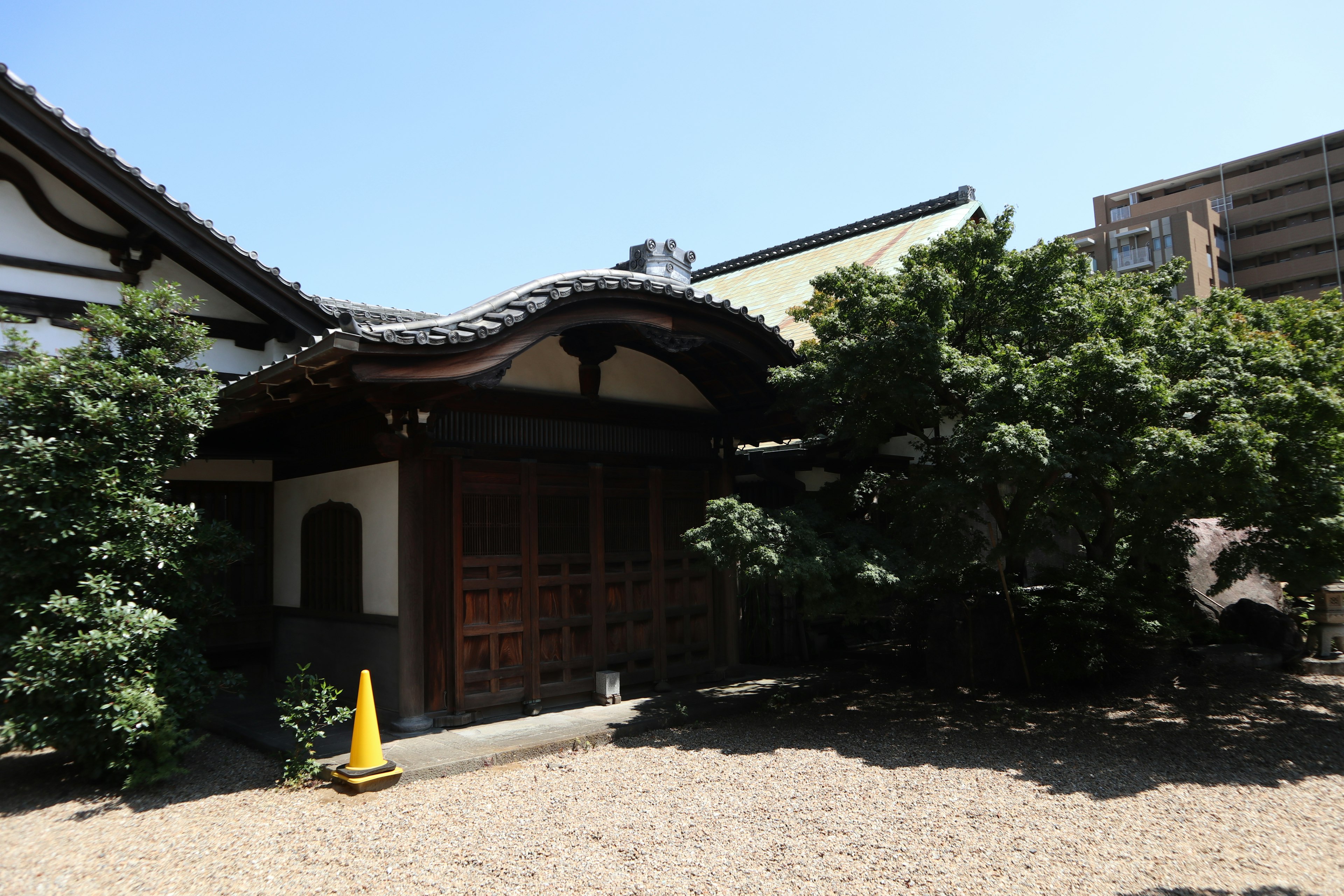 Arsitektur Jepang tradisional dengan tanaman hijau di taman