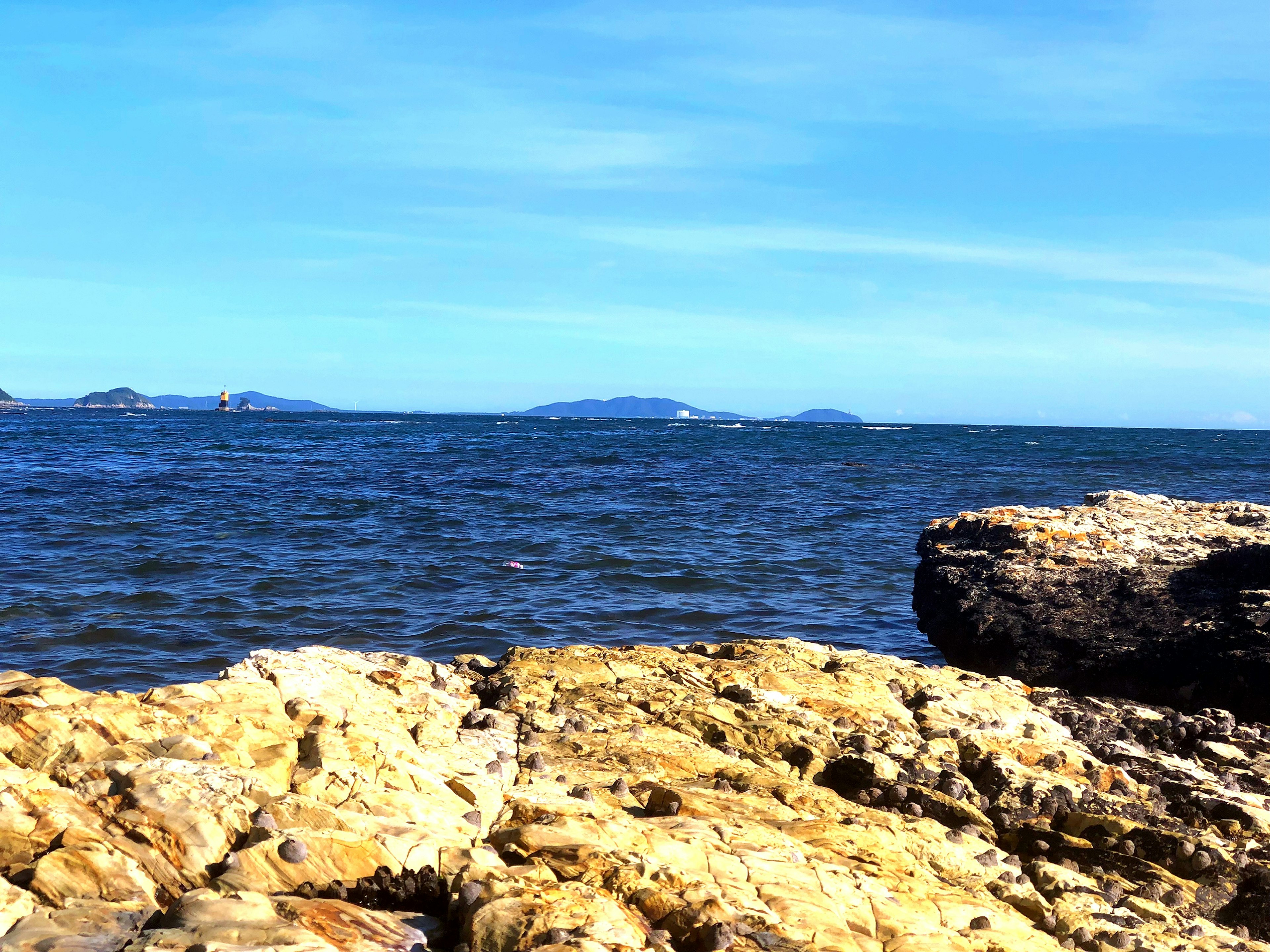 Vista panoramica del mare blu e della costa rocciosa