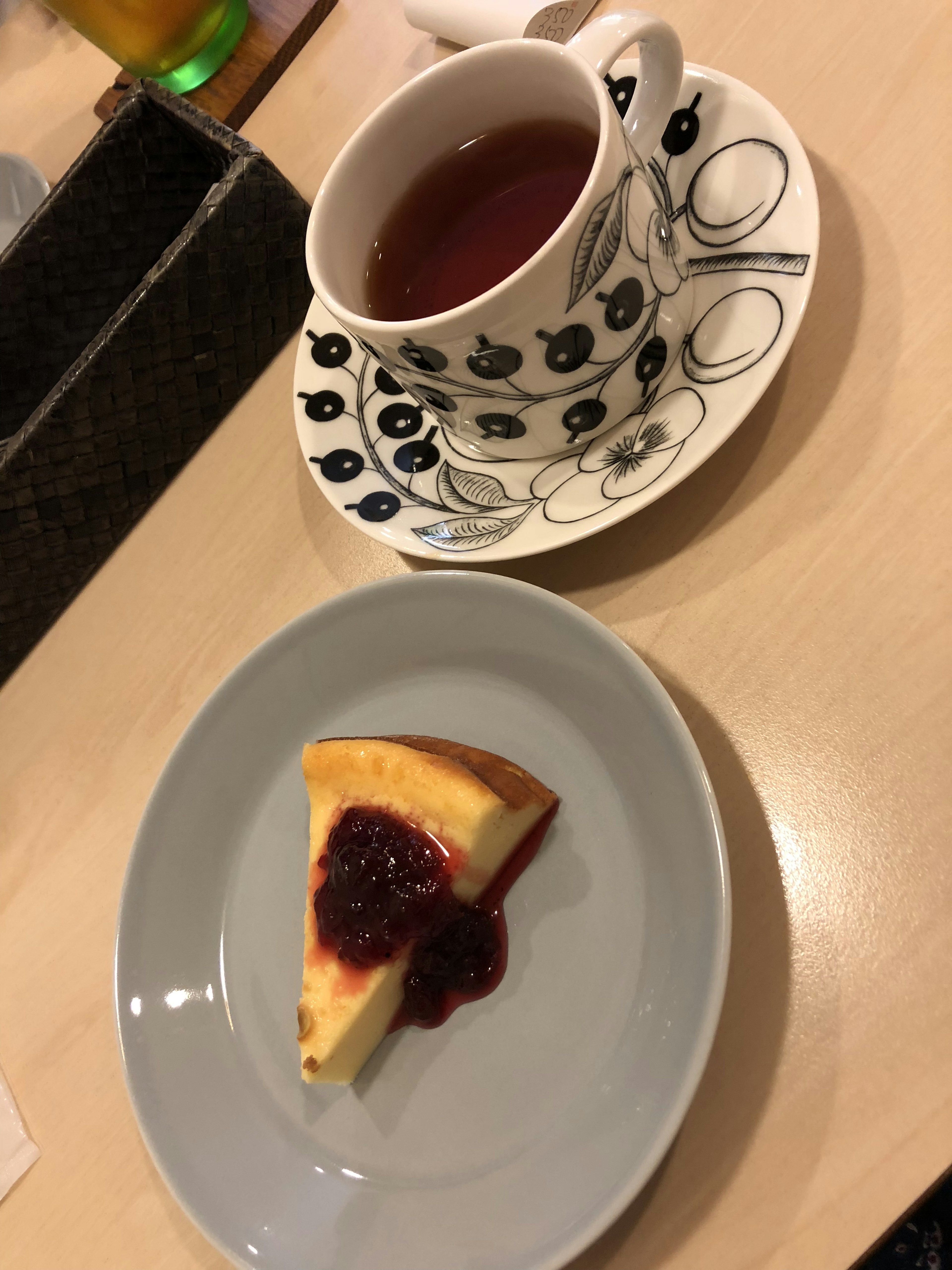 お皿に乗ったチーズケーキとジャム紅茶