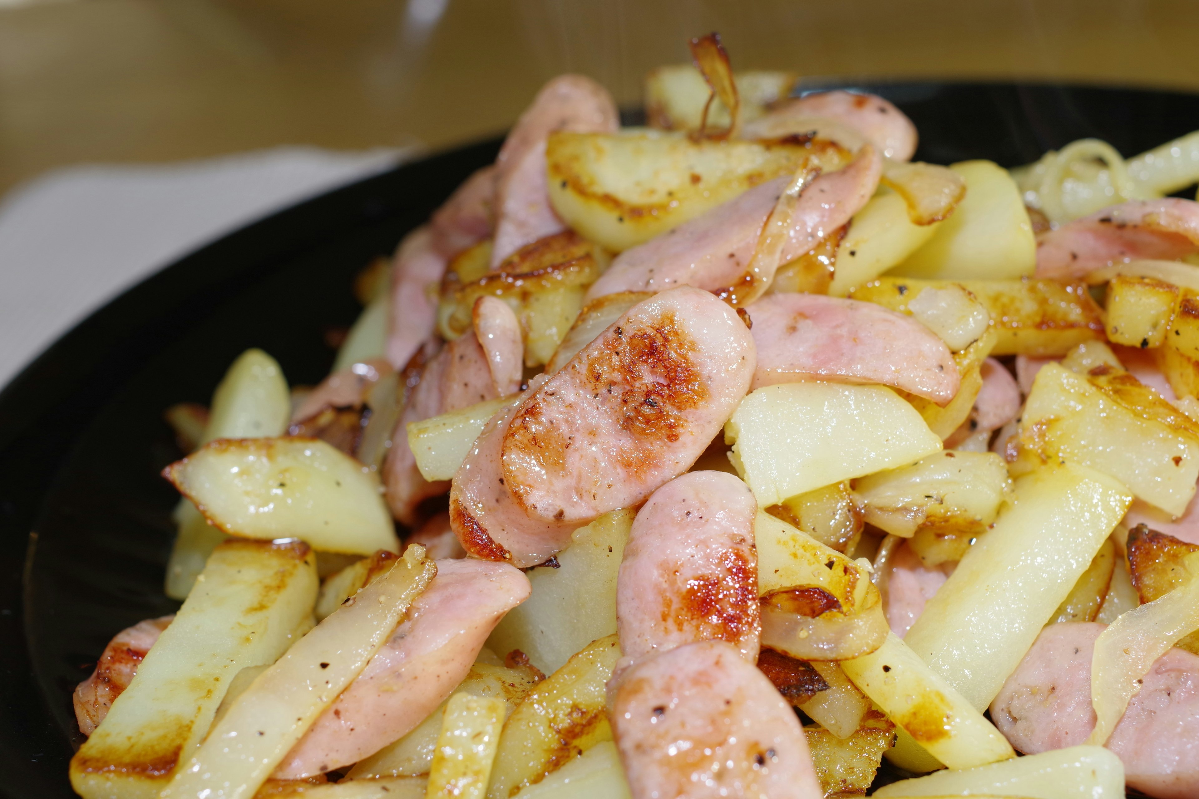 Teller mit Bratwürsten und Pommes frites