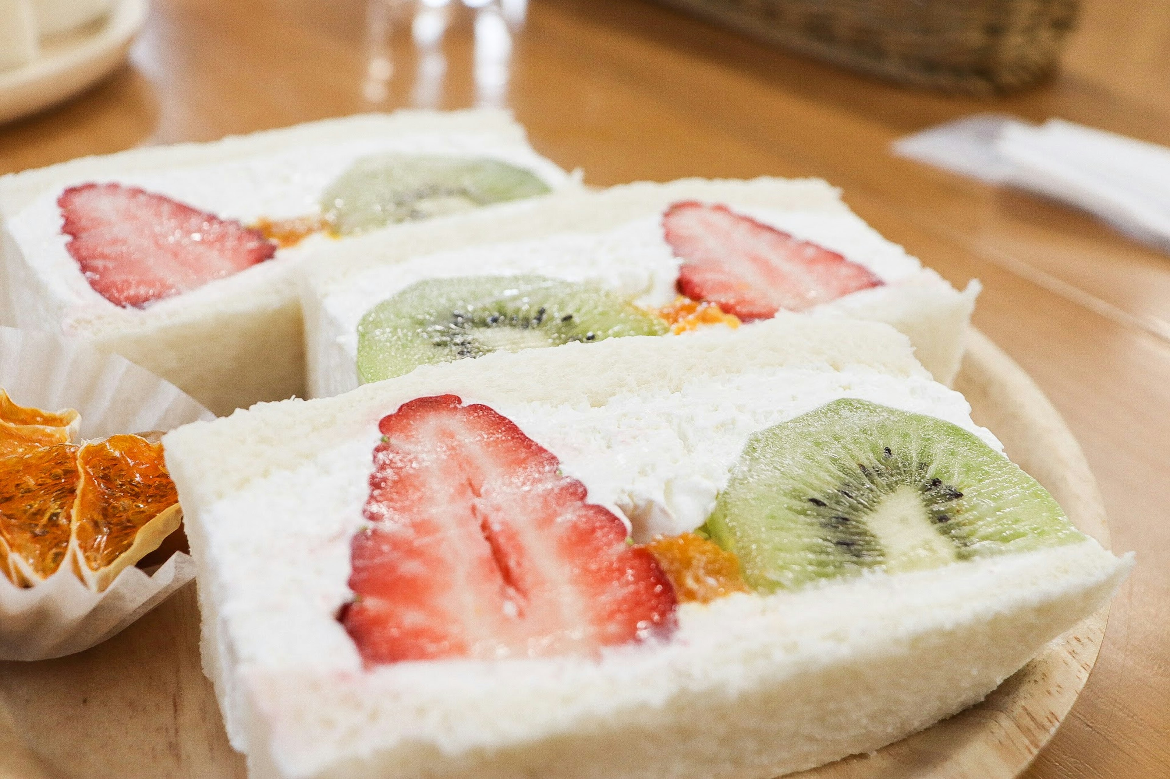 Sándwich de frutas con rodajas de fresas y kiwi