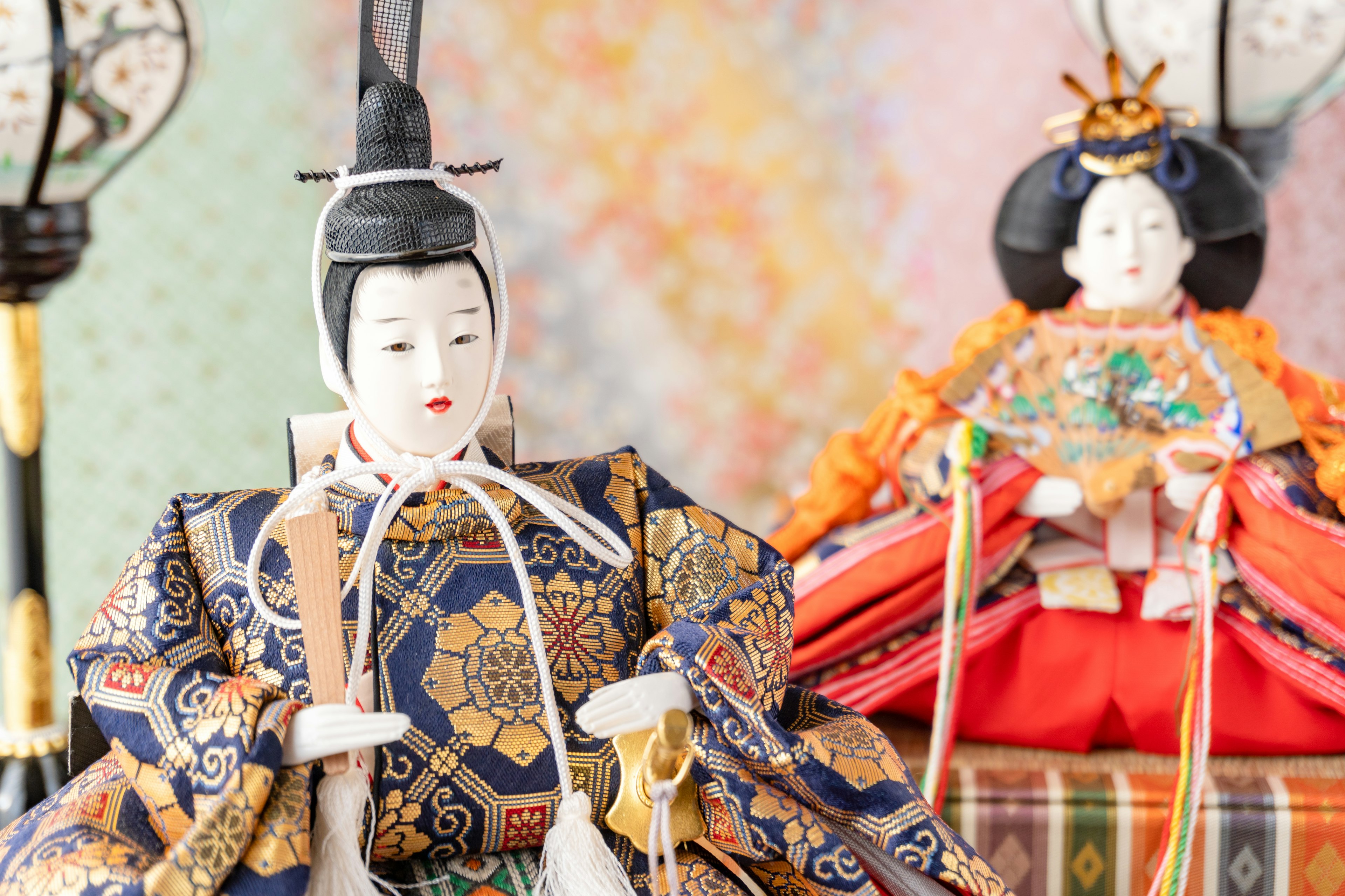 Traditionelle japanische Hina-Puppen in einer lebhaften Umgebung ausgestellt