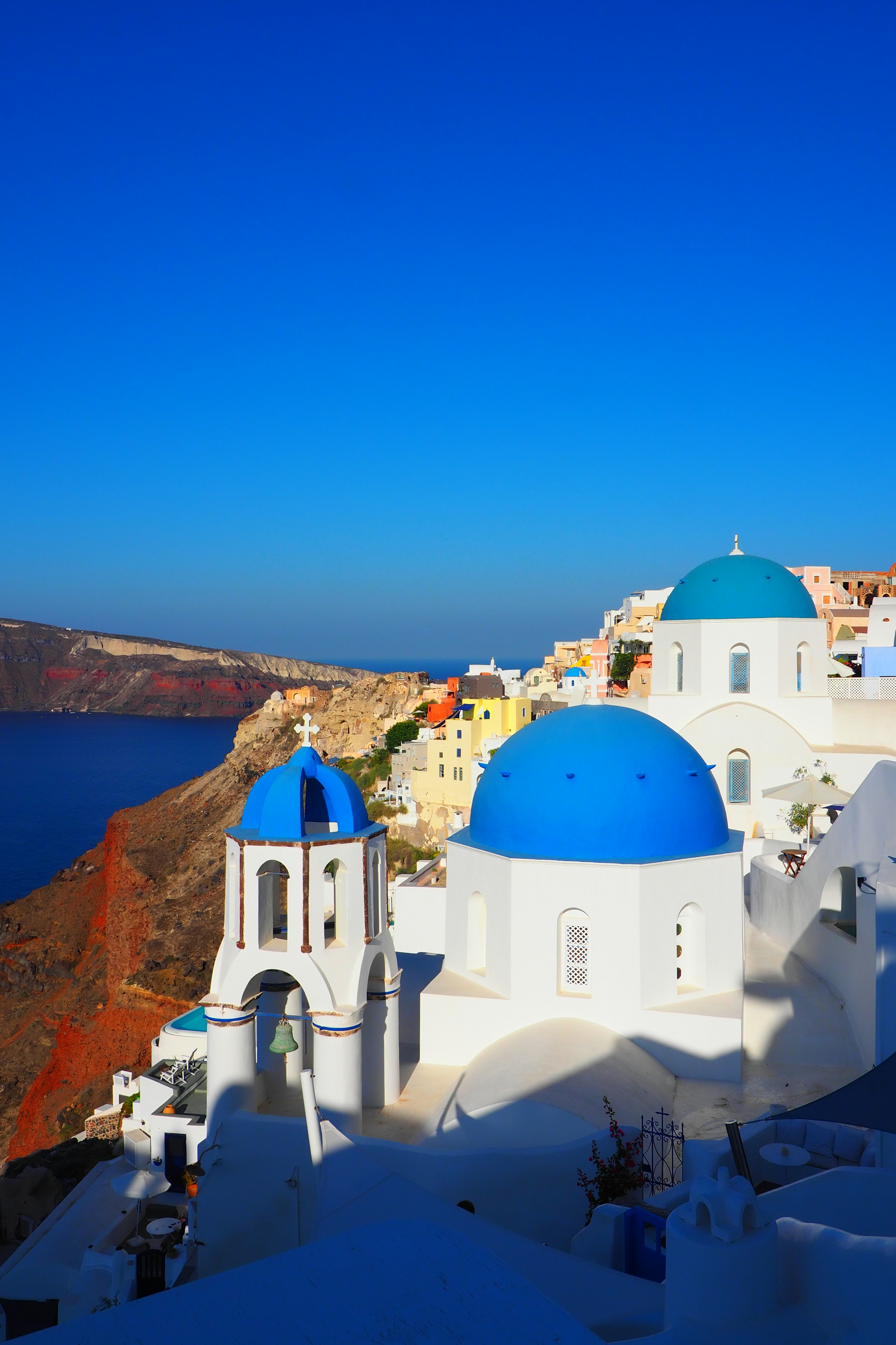 Paesaggio di Santorini con cupole blu e edifici bianchi