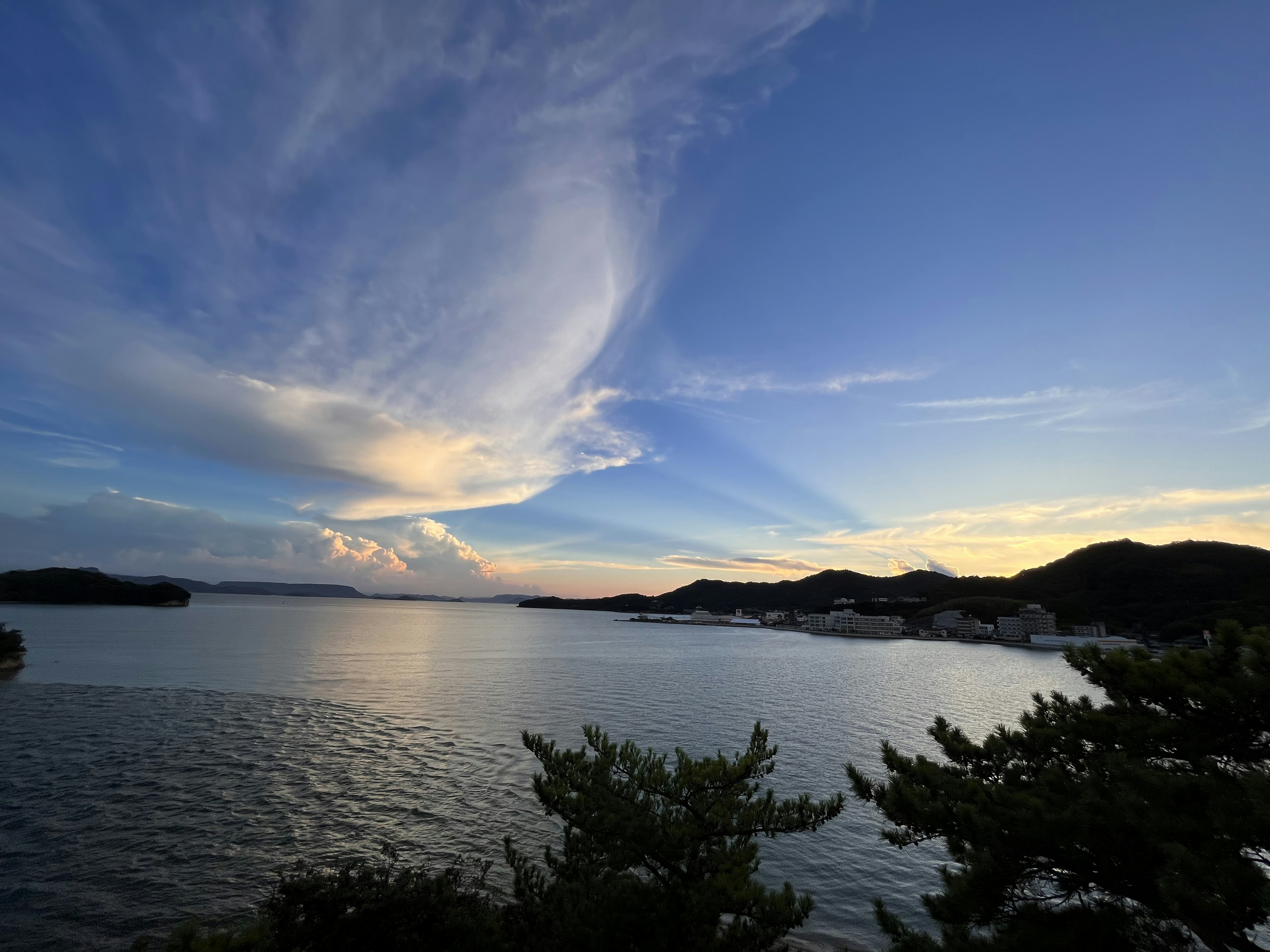 Pemandangan laut dengan langit biru dan awan