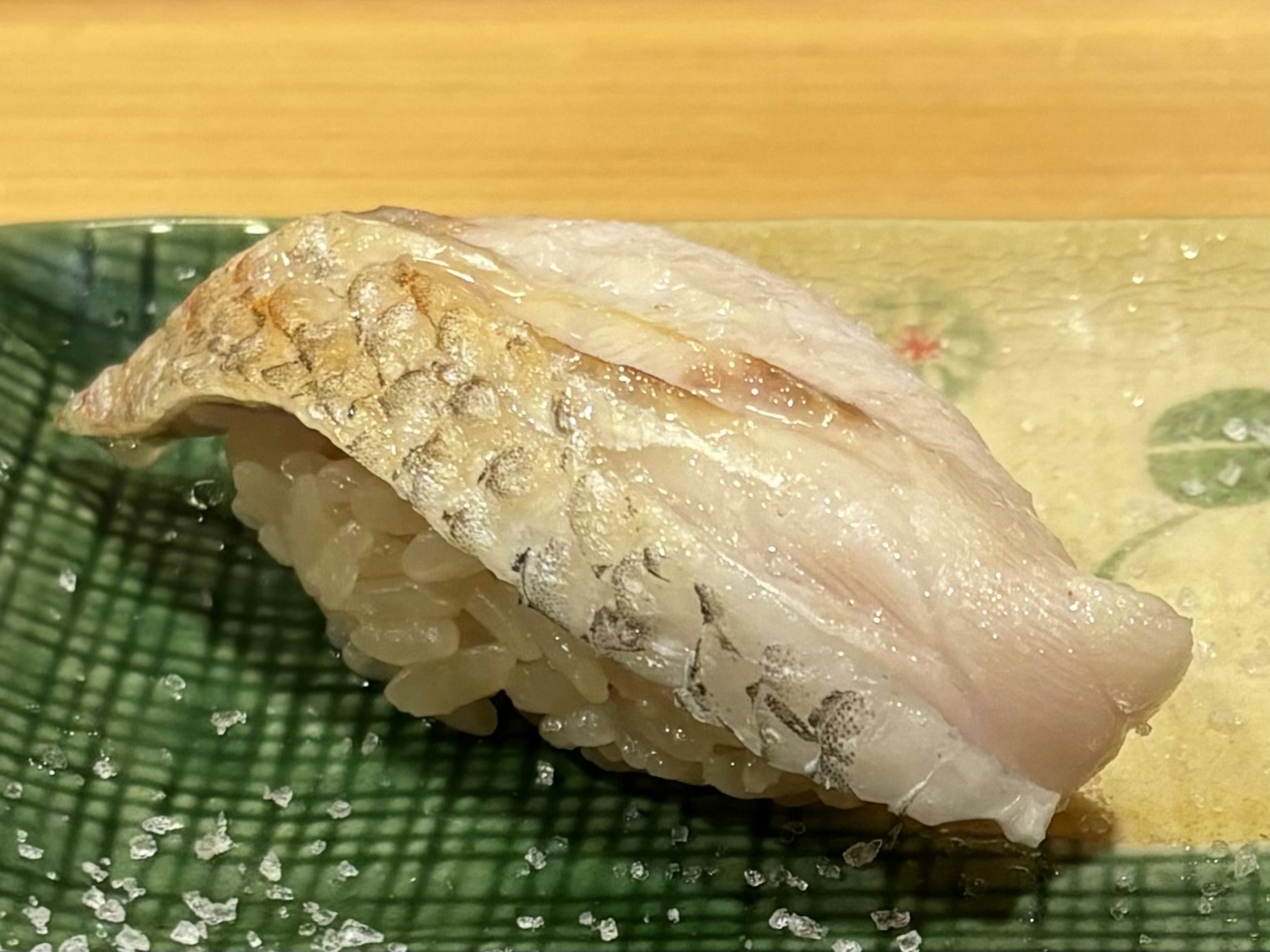 美しい寿司の一貫新鮮な魚と酢飯の上に