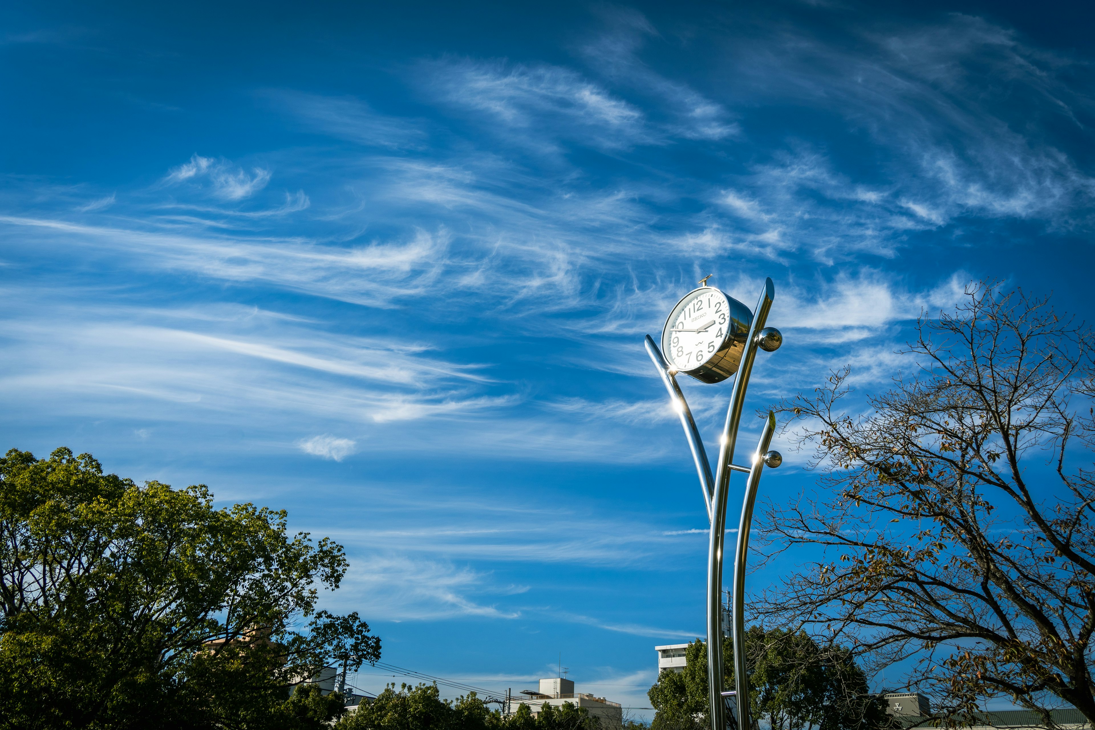 Sculpture artistique sous un ciel bleu avec des nuages