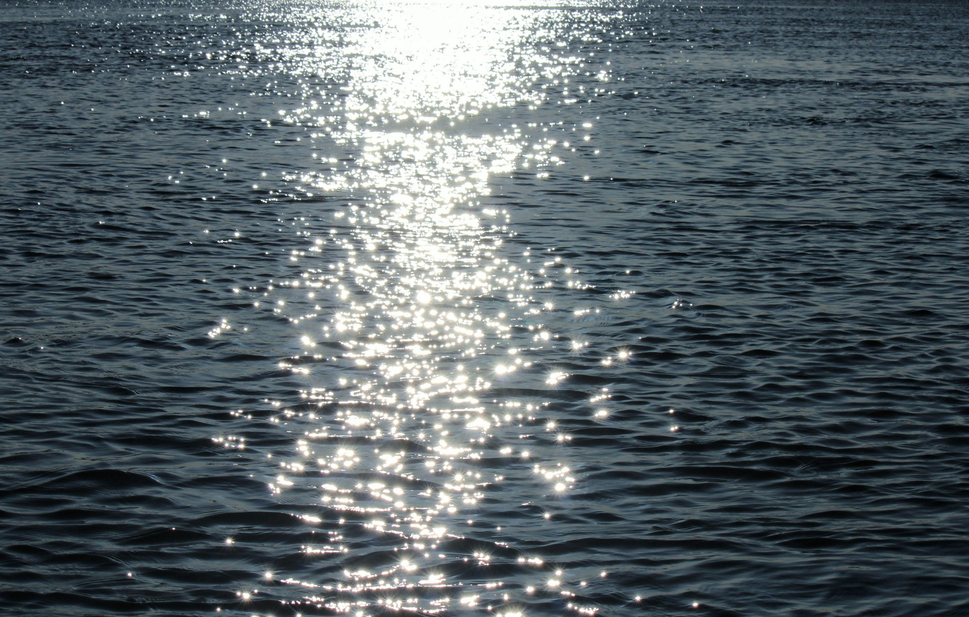 Schöne Aussicht auf eine Wasseroberfläche, die Licht reflektiert