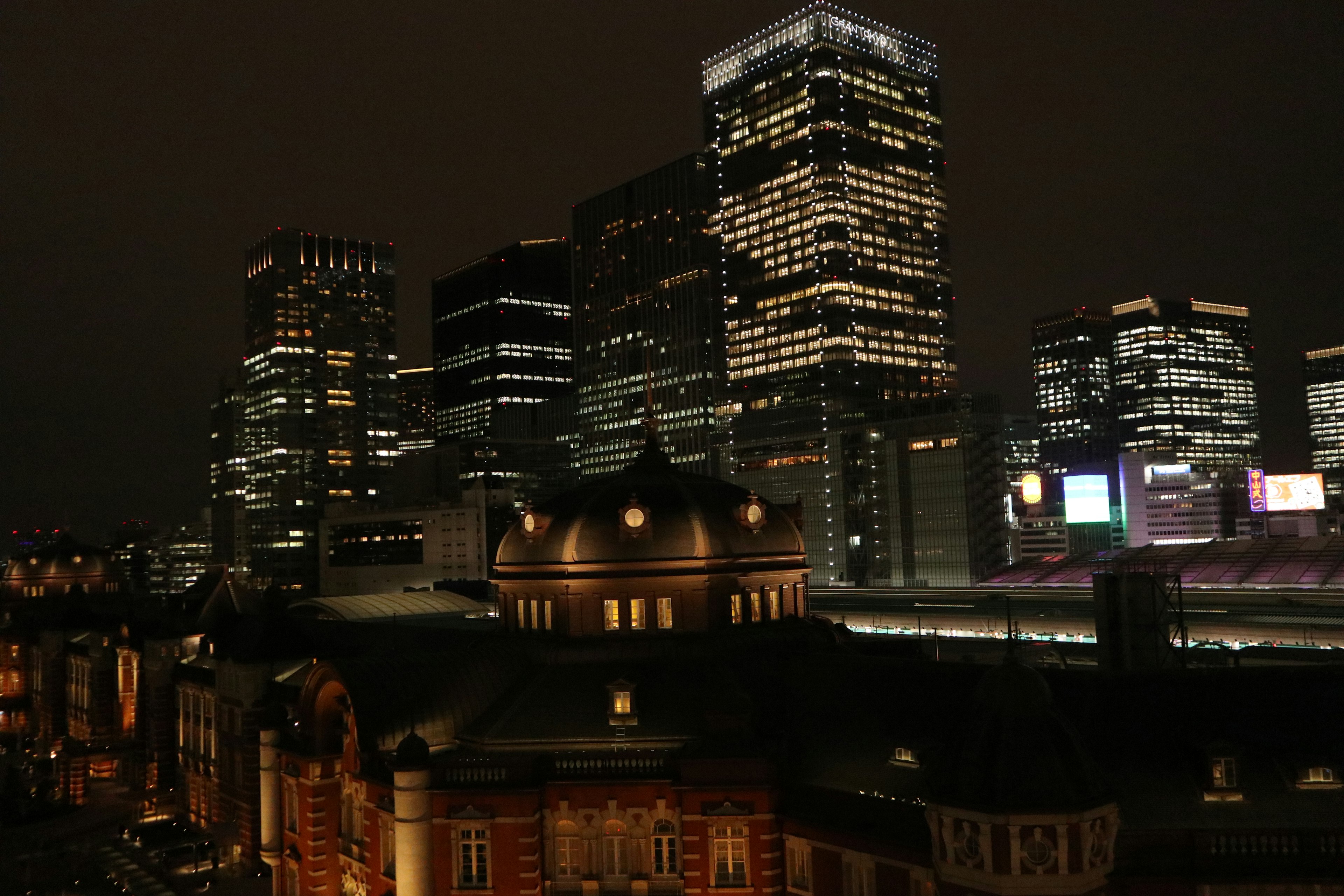 Skyline notturno della città con grattacieli illuminati