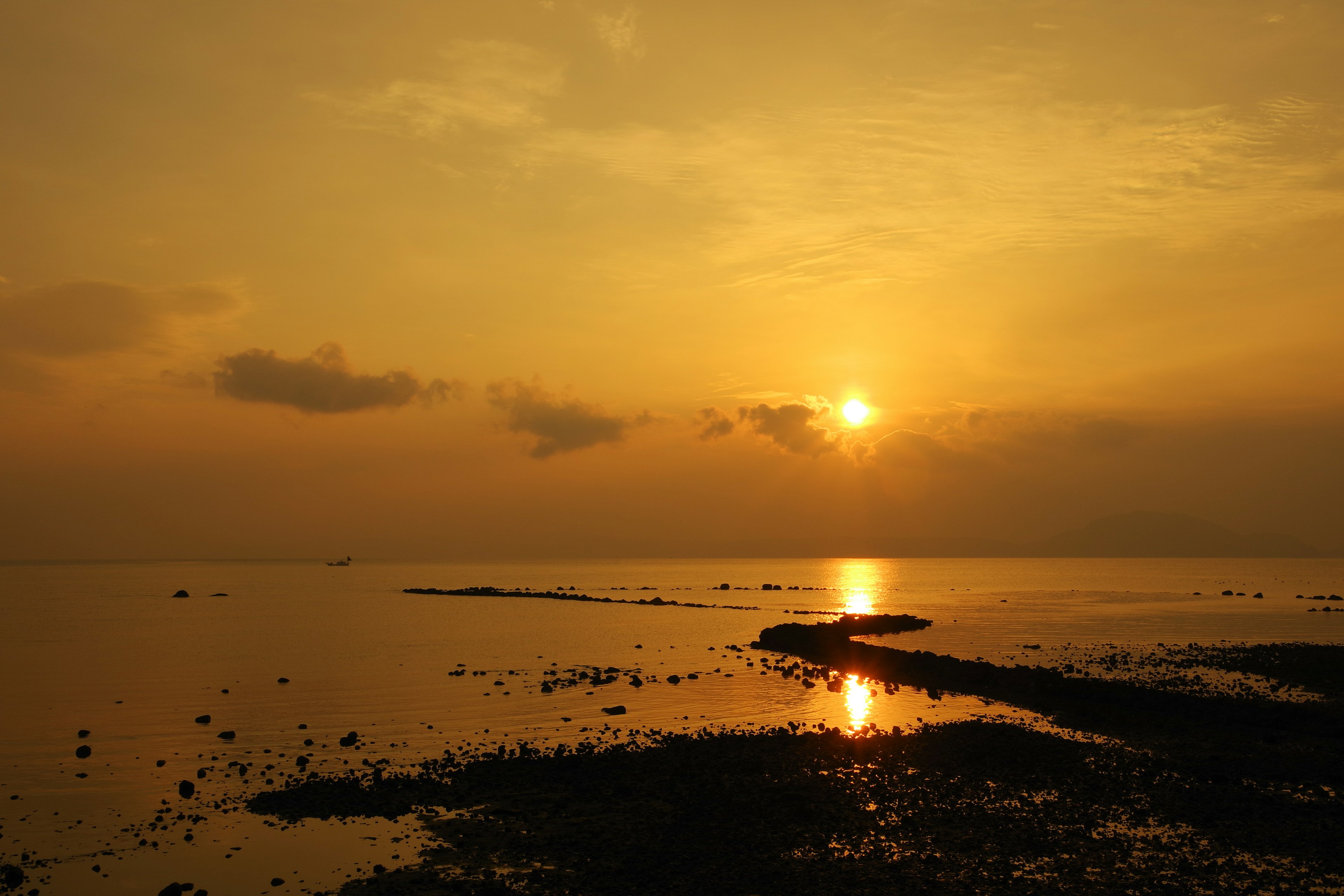 Schöne Meereslandschaft mit Sonnenuntergang, der sich im Wasser spiegelt