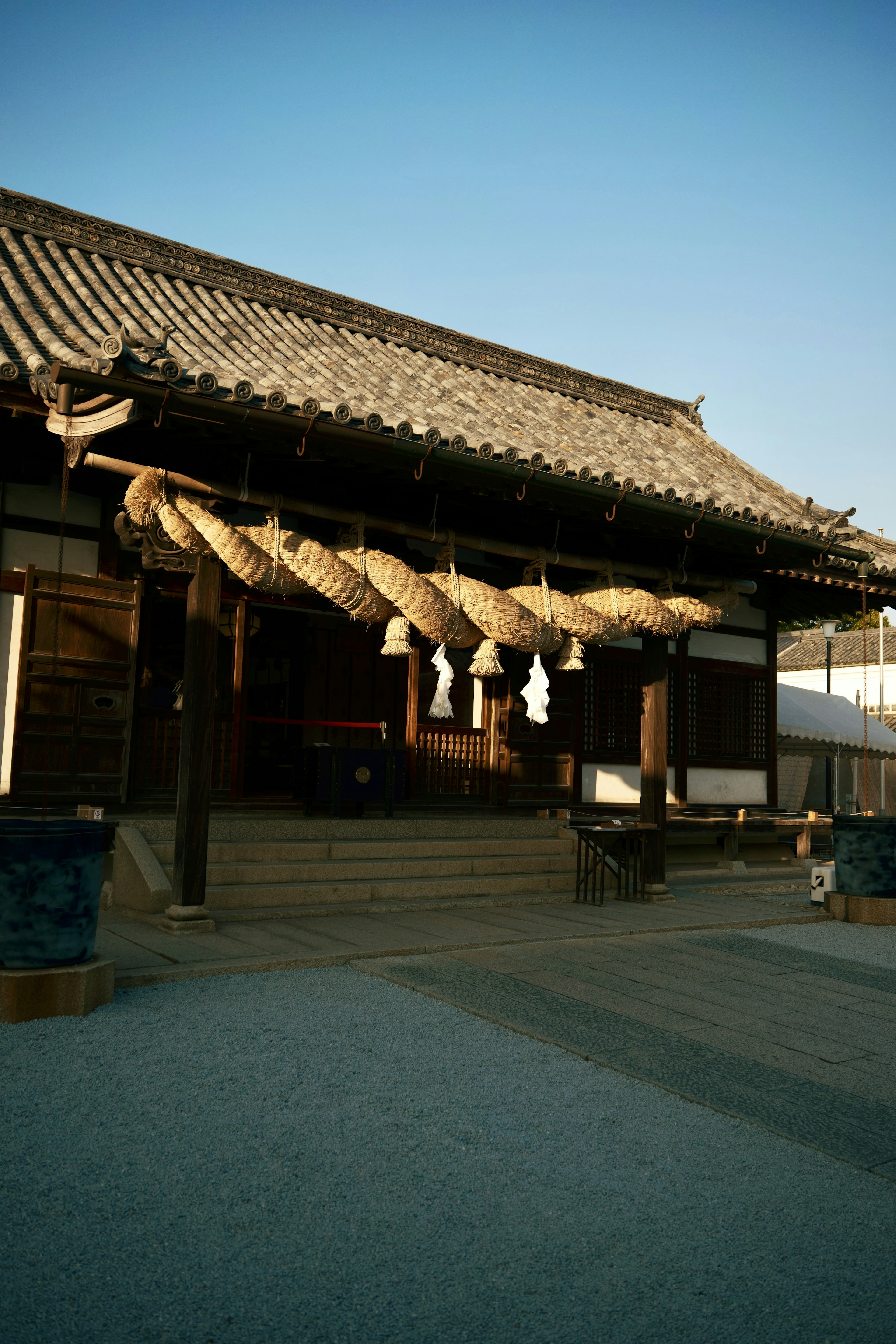 Exterior de un edificio japonés tradicional con shimenawa de paja