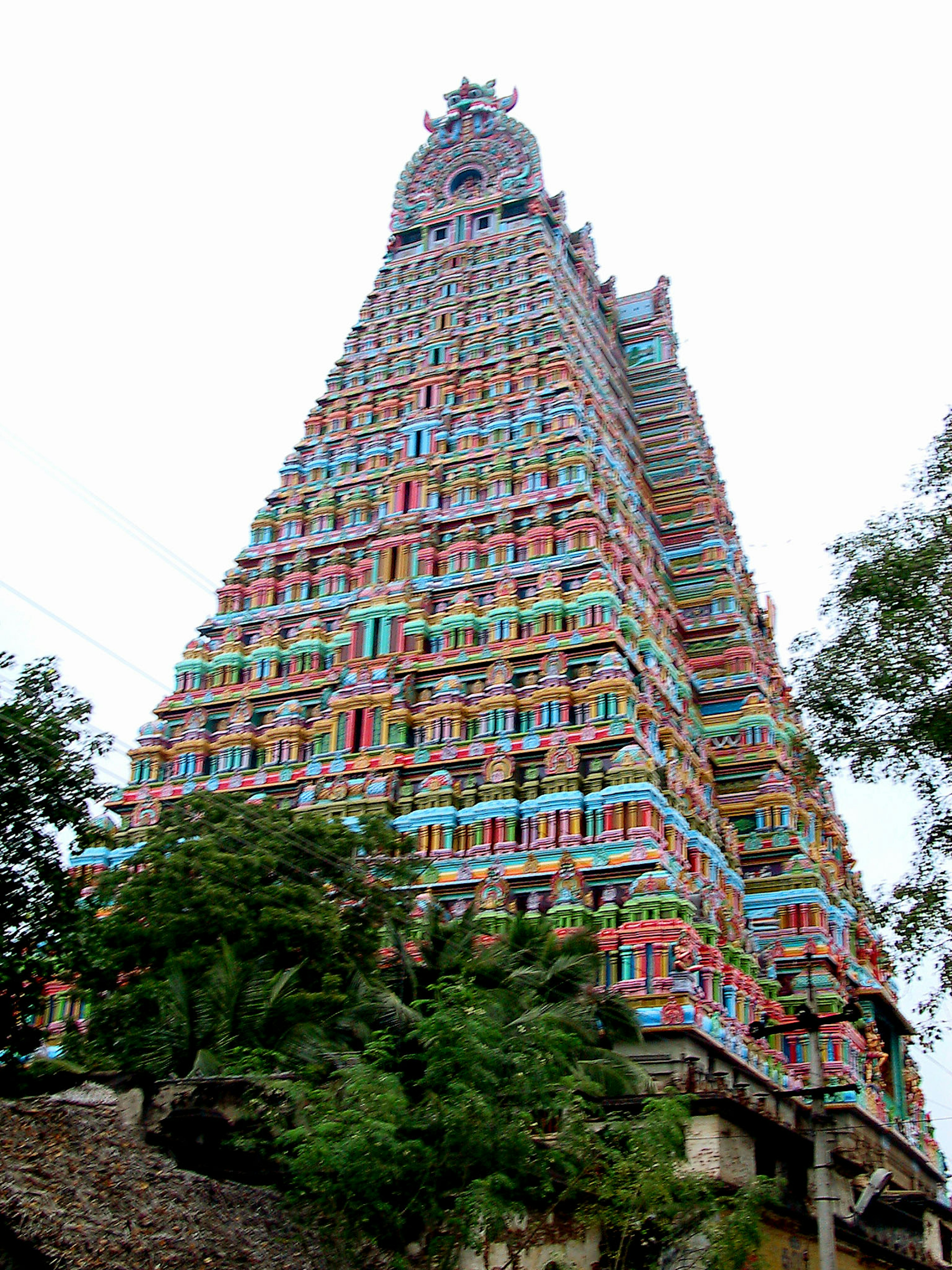 Alto campanile di un tempio con decorazioni colorate