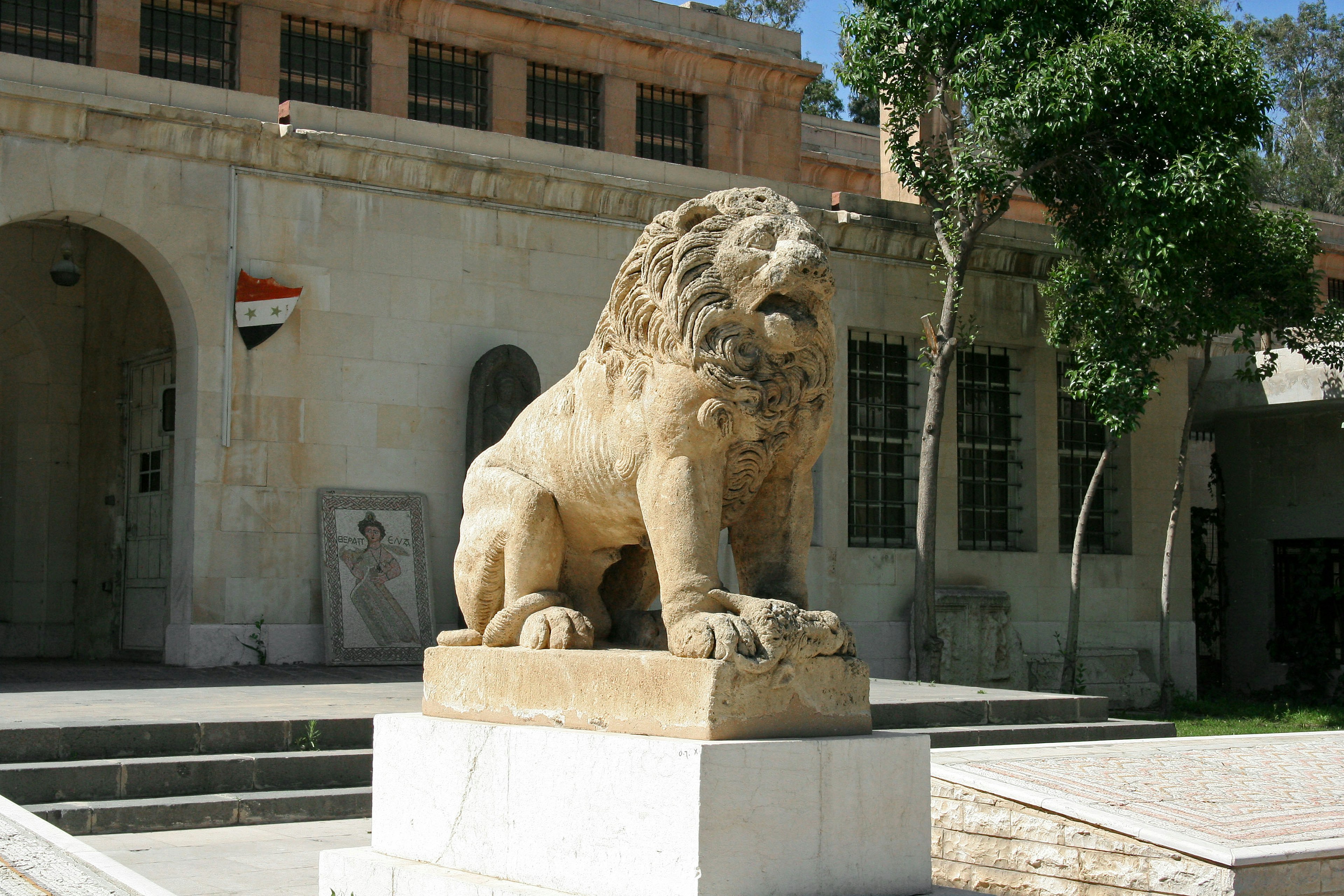 Scultura di leone davanti a un edificio storico