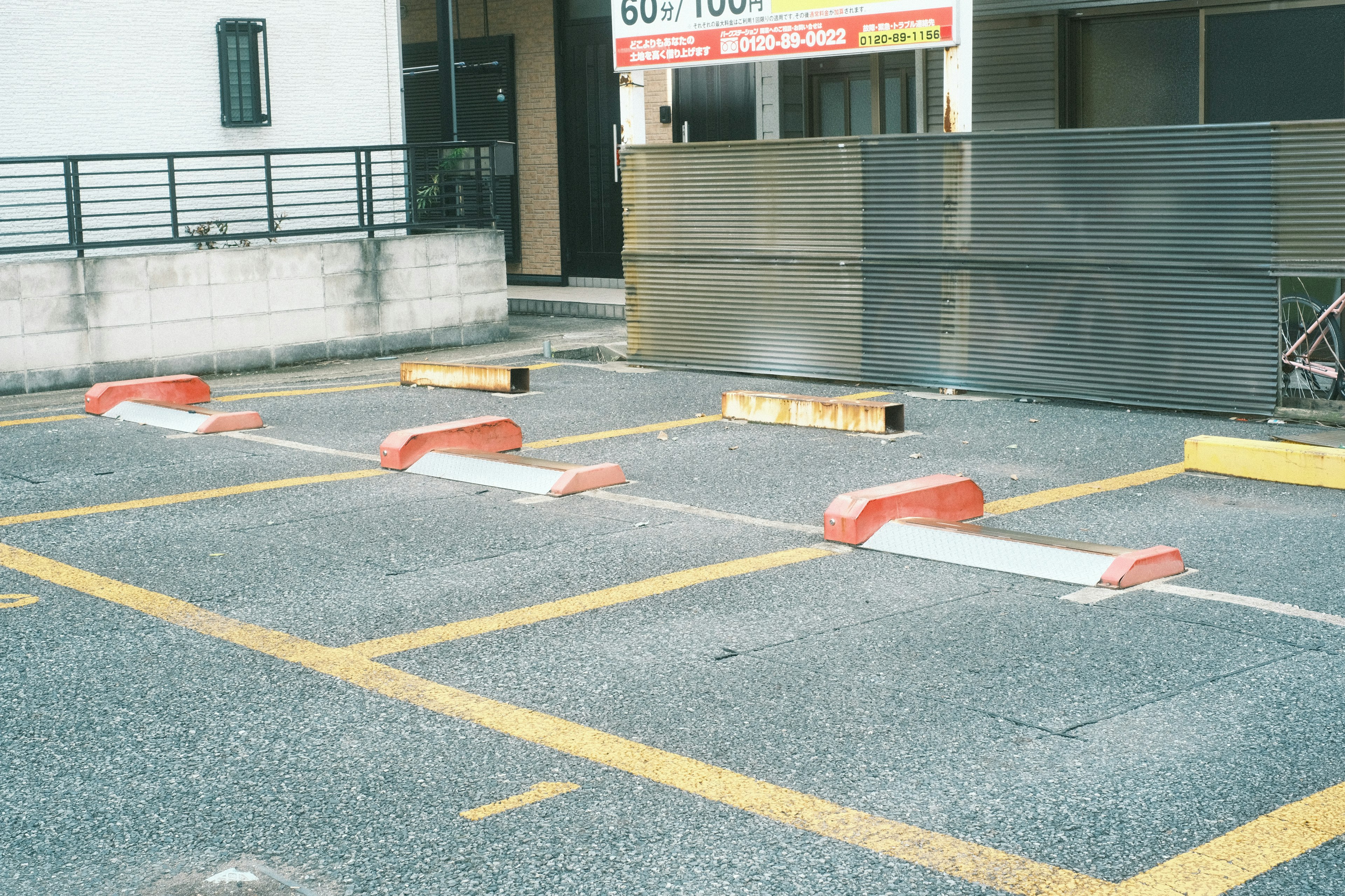 停車場有障礙物和標示的車位