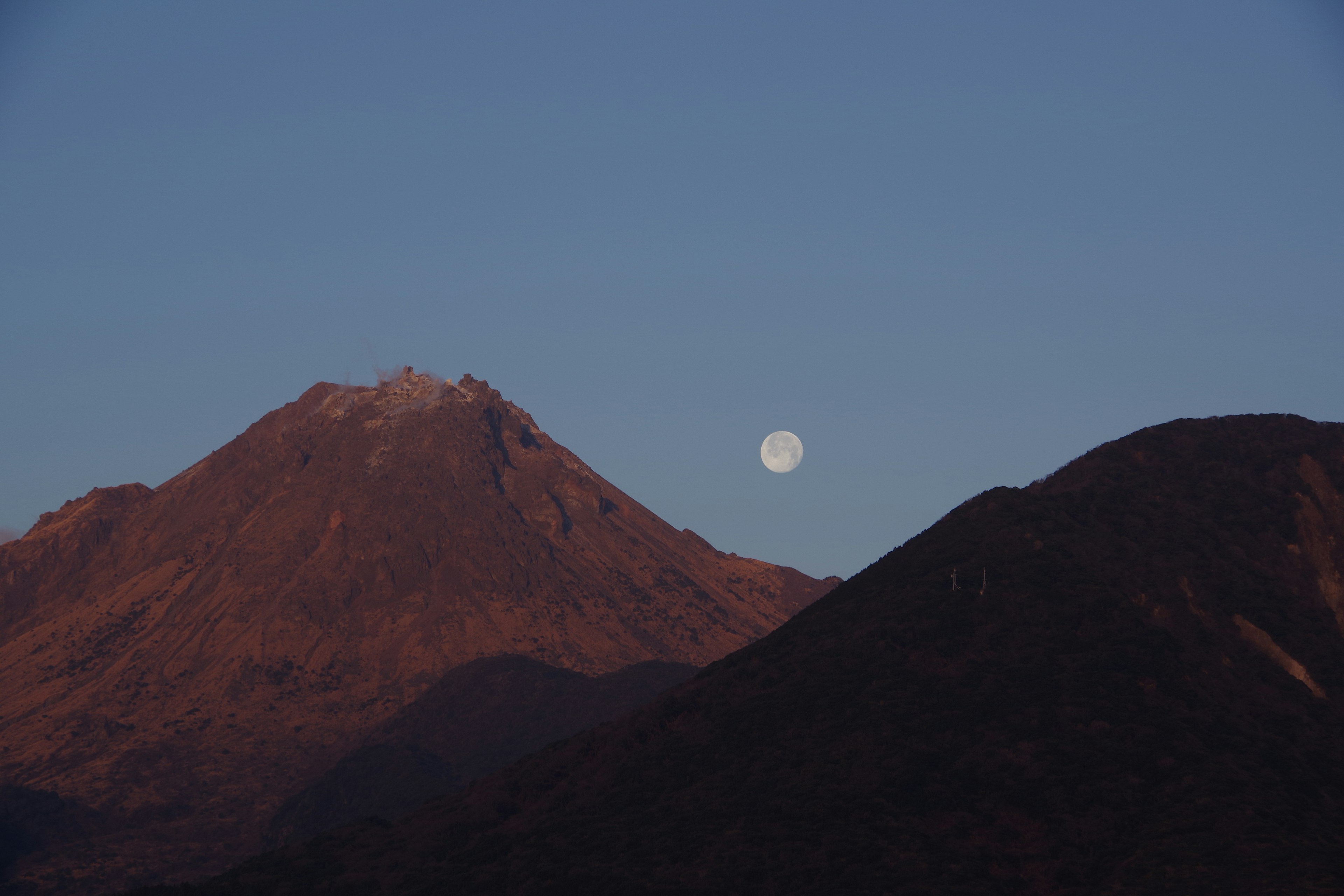 Berglandschaft mit Vollmond in der Dämmerung