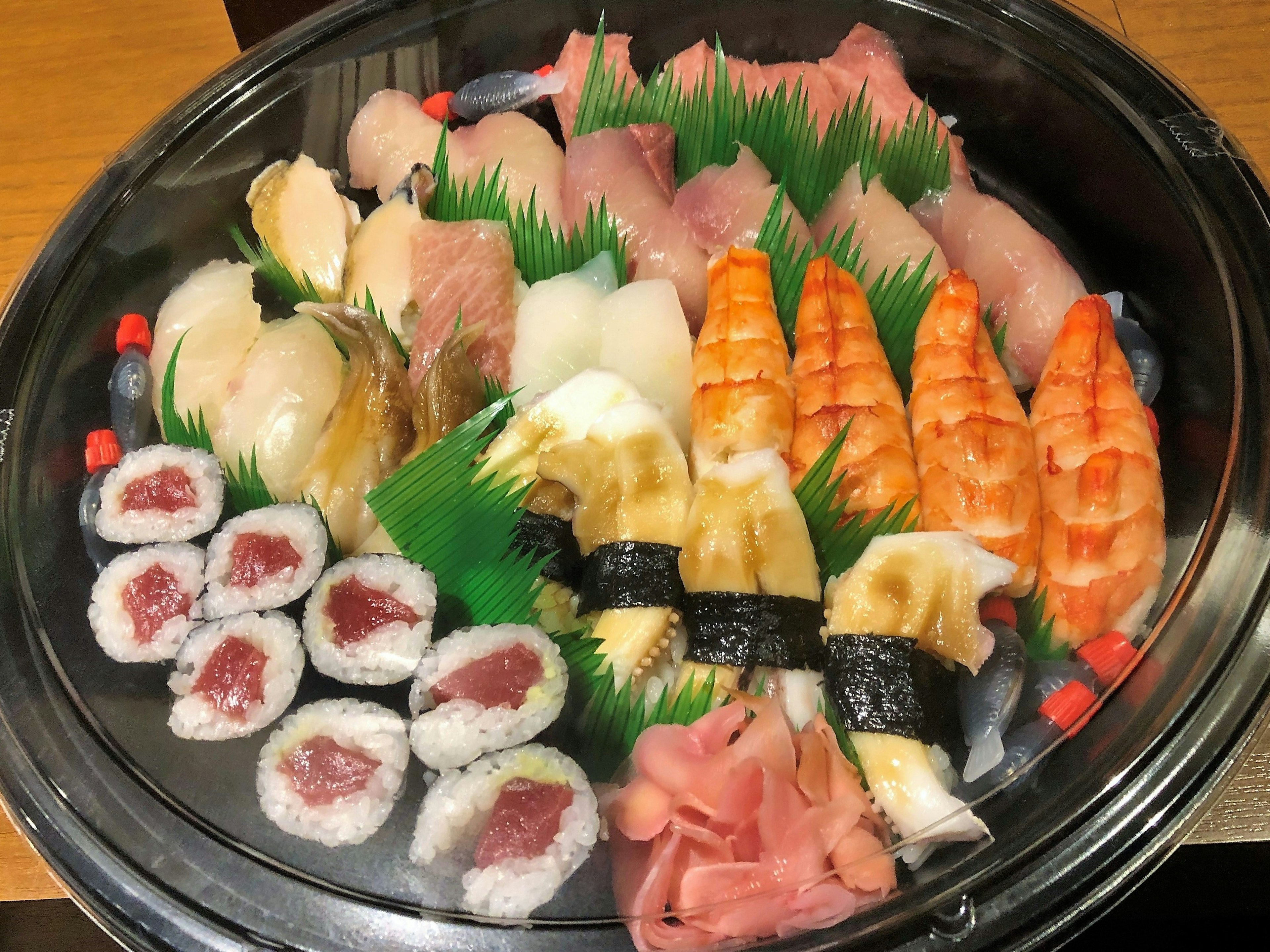 Sushi-Platte mit frischen Meeresfrüchten und verschiedenen Belägen