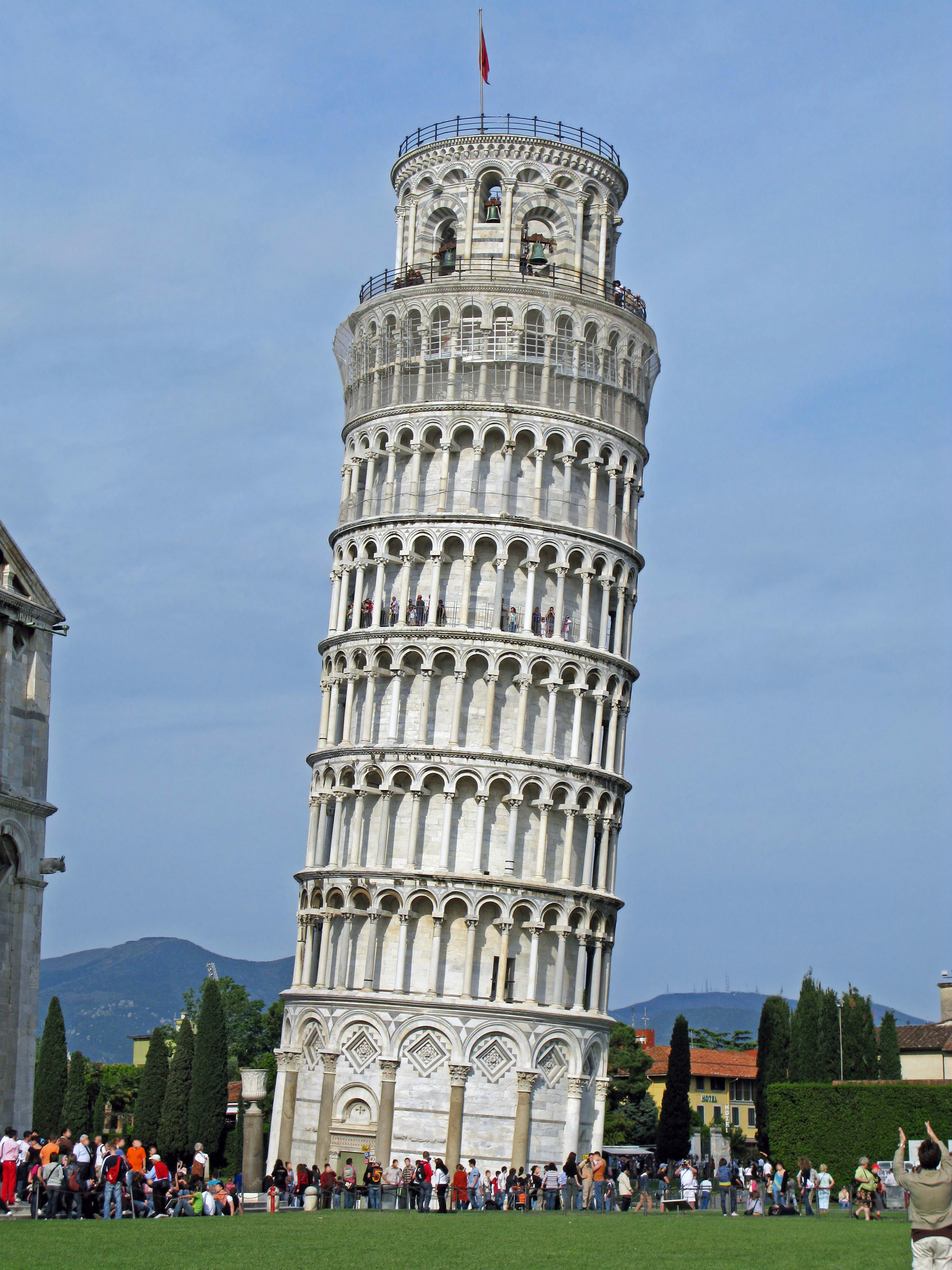 Menara Pisa miring dengan turis berkumpul di sekitarnya