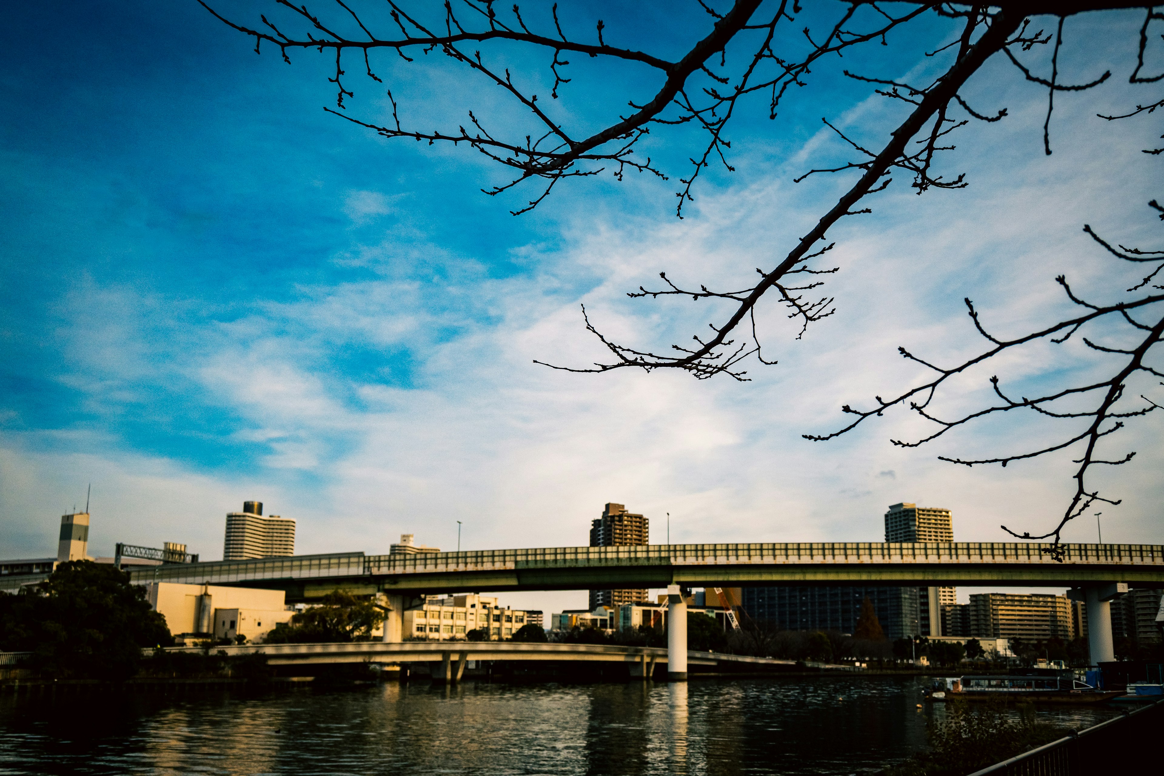 Vue panoramique d'un pont sur l'eau sous un ciel bleu et des nuages