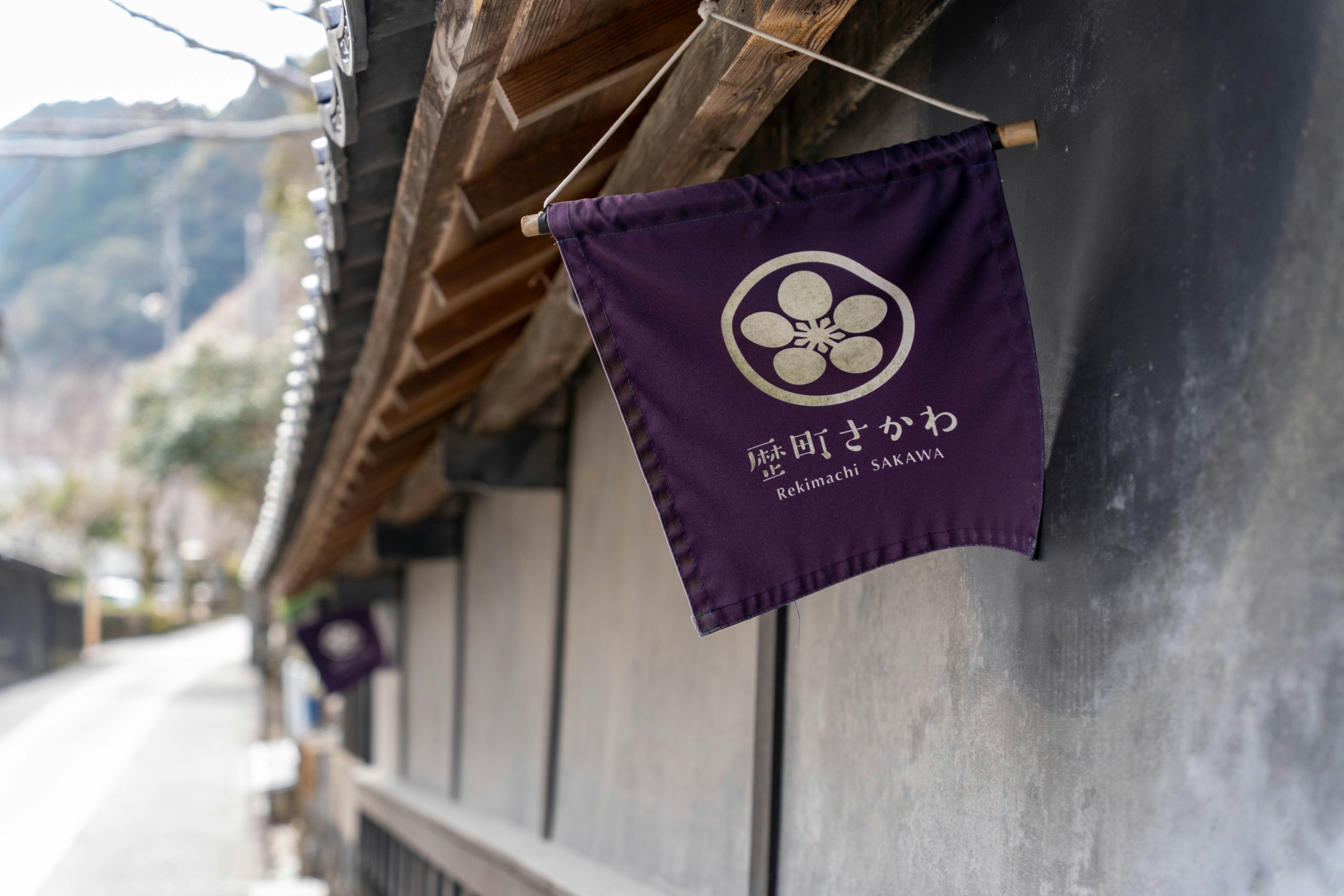 Drapeau violet suspendu à l'extérieur d'un bâtiment traditionnel