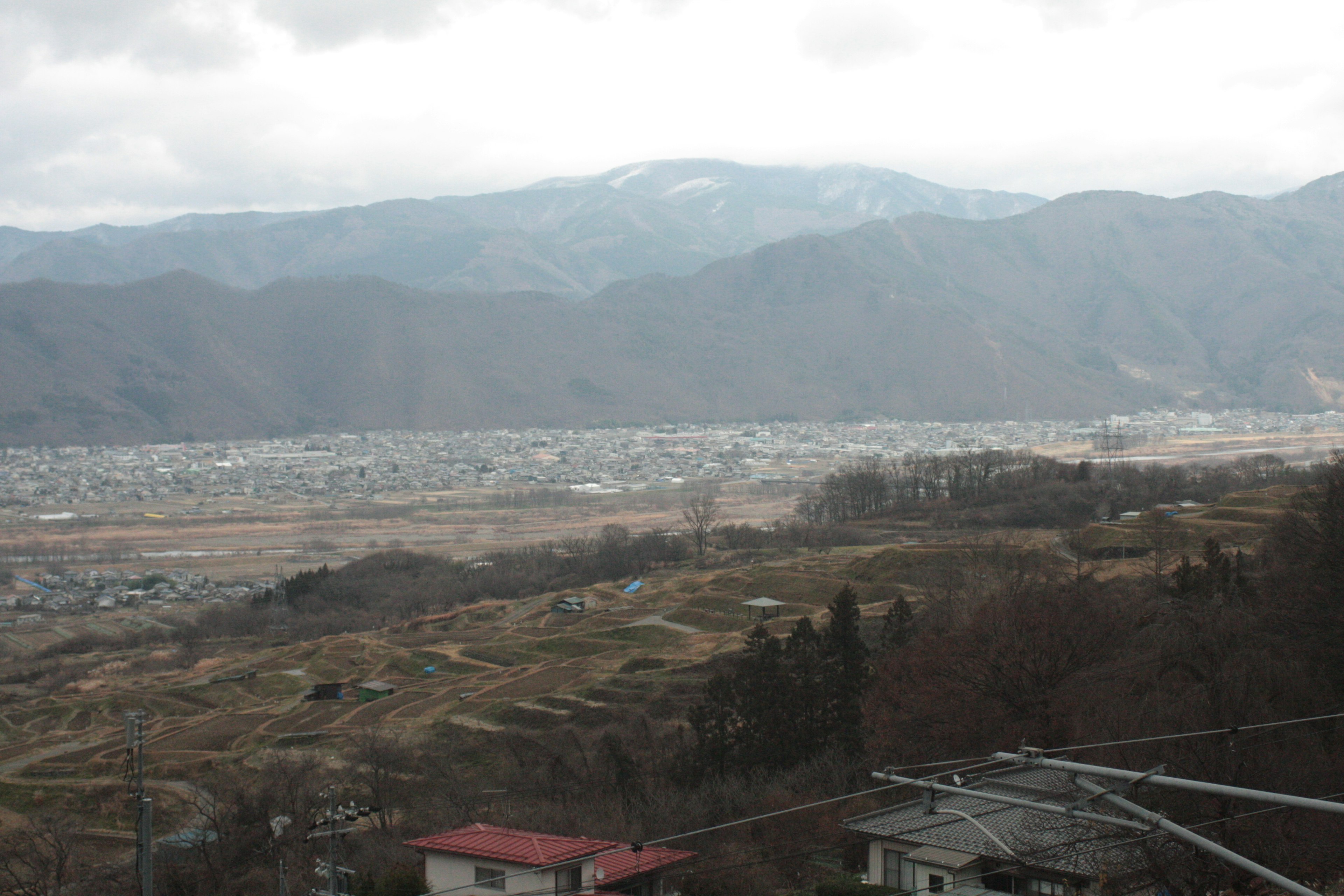 山々と雲に覆われた風景のパノラマビュー