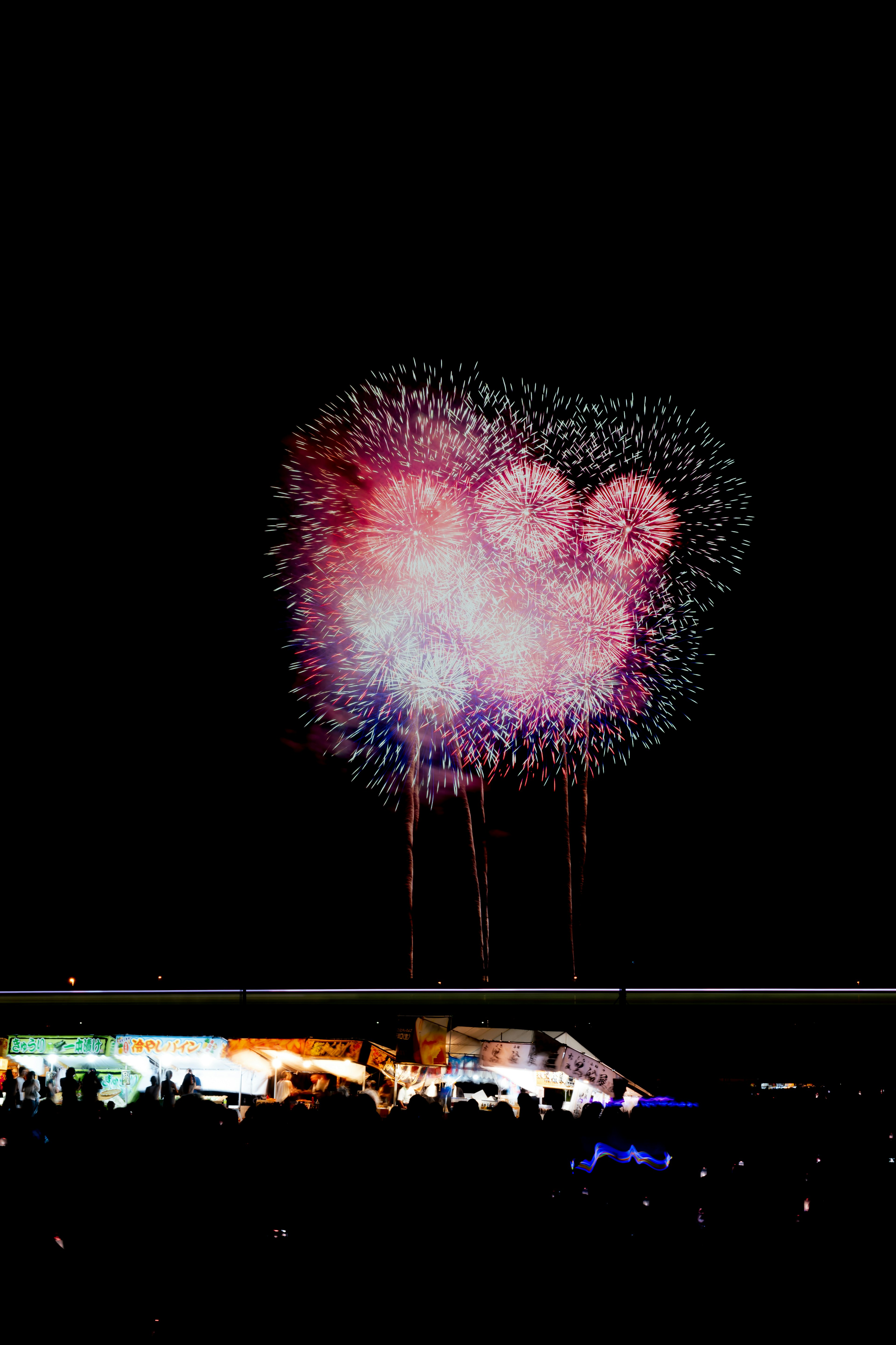 夜空に咲く花火のショー色とりどりの光が輝く