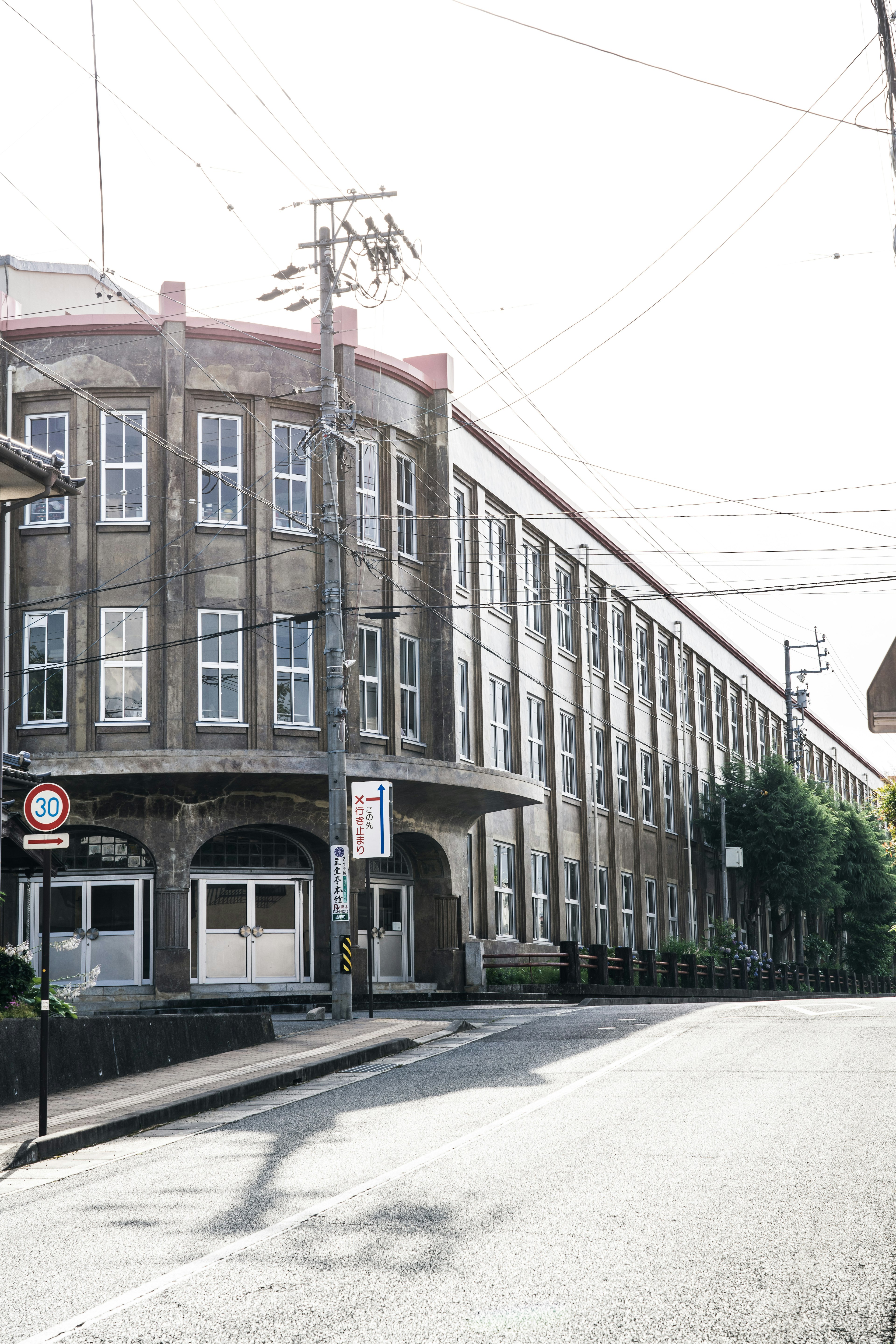 Straßenansicht eines alten Fabrikgebäudes