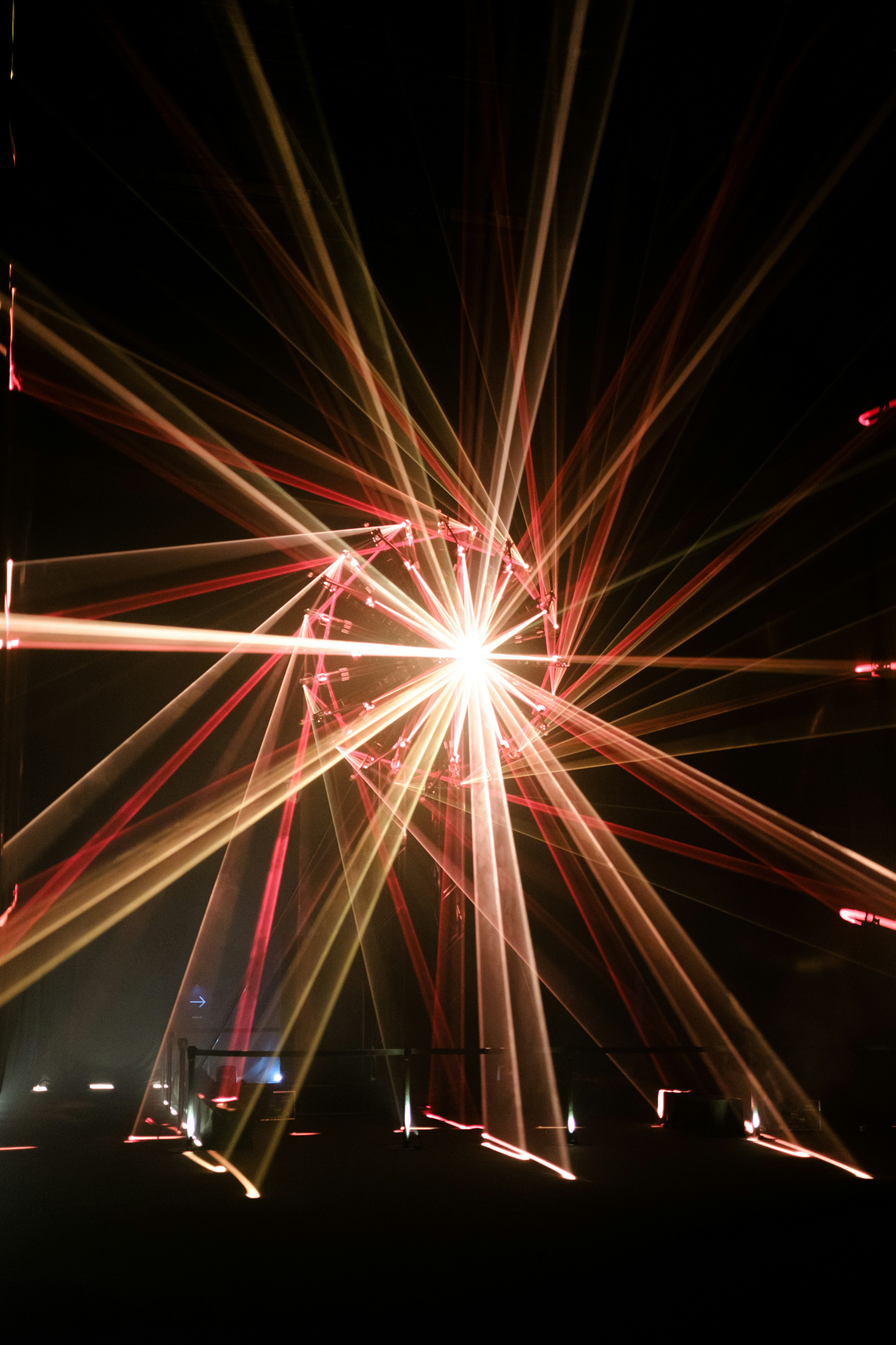 Schönes Kunstwerk mit strahlenden Lichtstrahlen vor dunklem Hintergrund