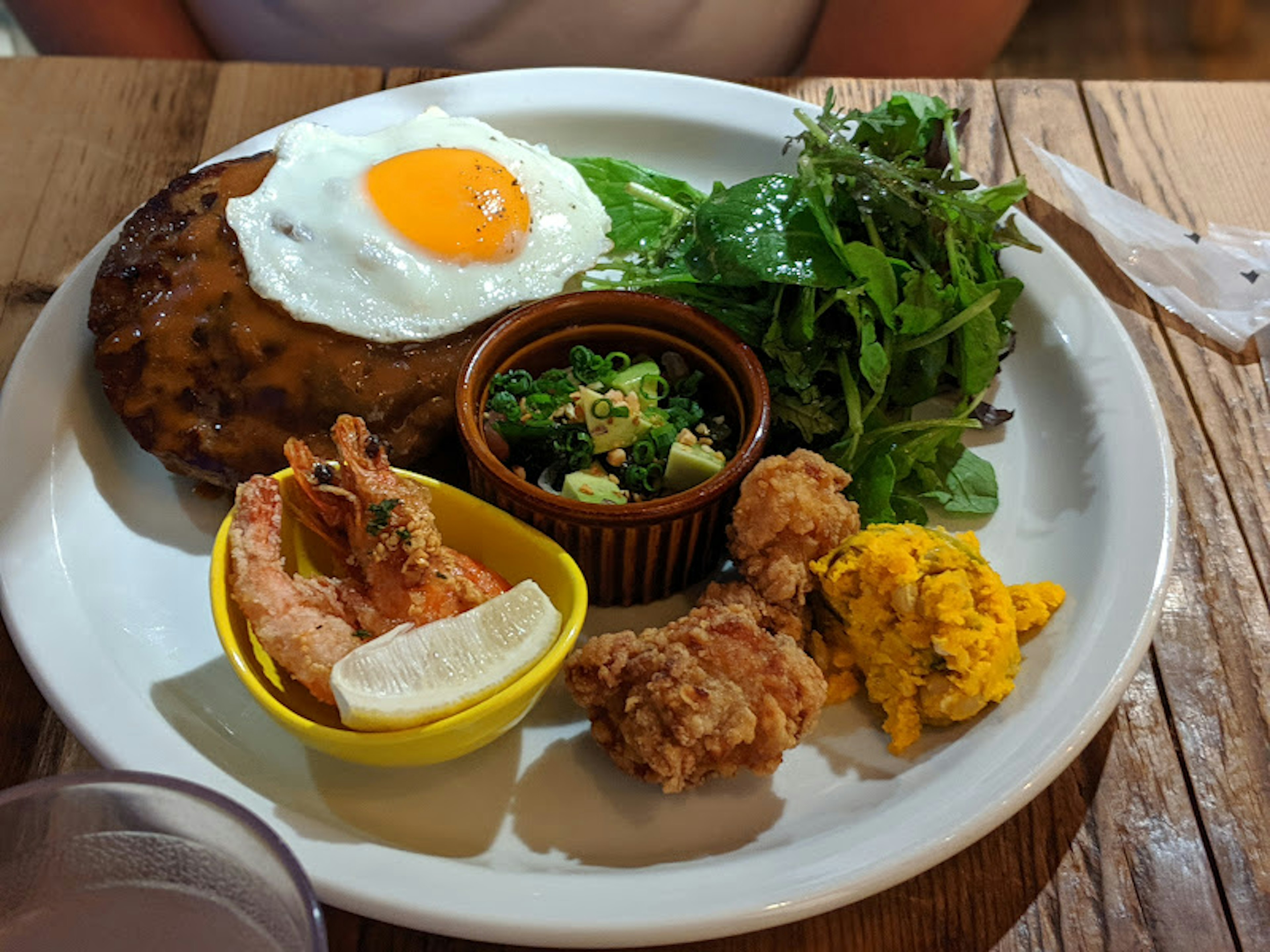 Piatto di carne alla griglia con uovo fritto e insalata verde