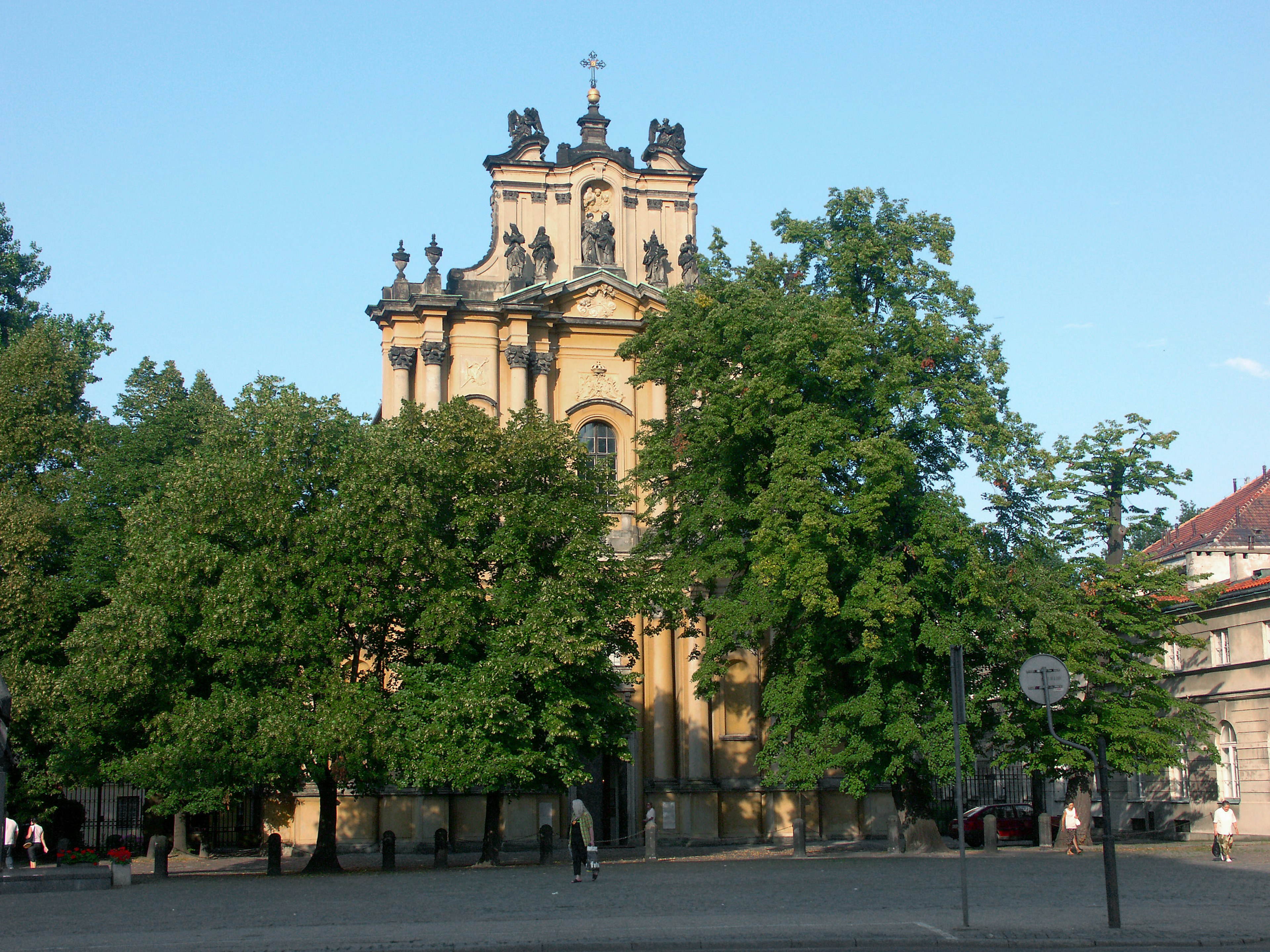 Elegante facciata di chiesa circondata da vegetazione