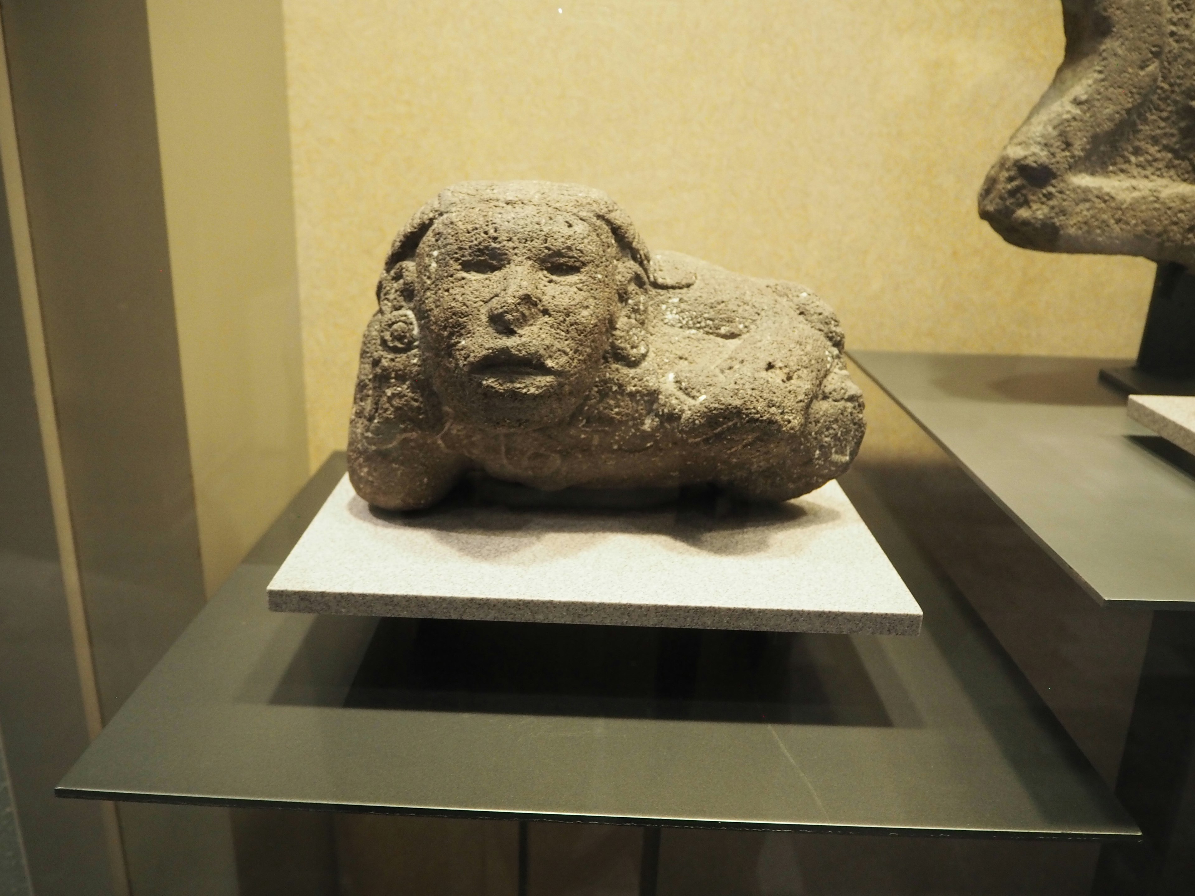 Steinskulptur eines Hundes auf einem Sockel ausgestellt