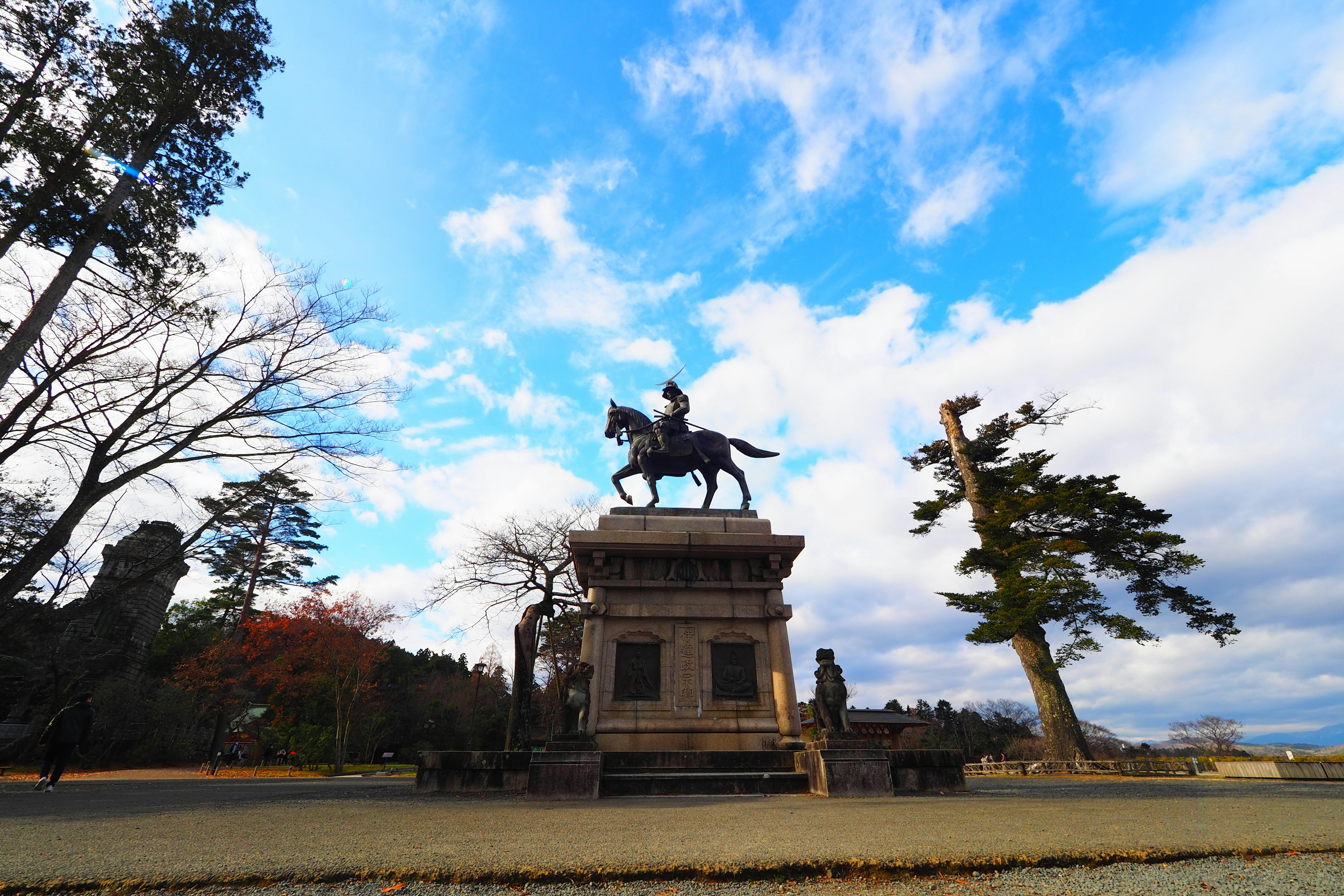 Parklandschaft mit einer Statue einer Person zu Pferd